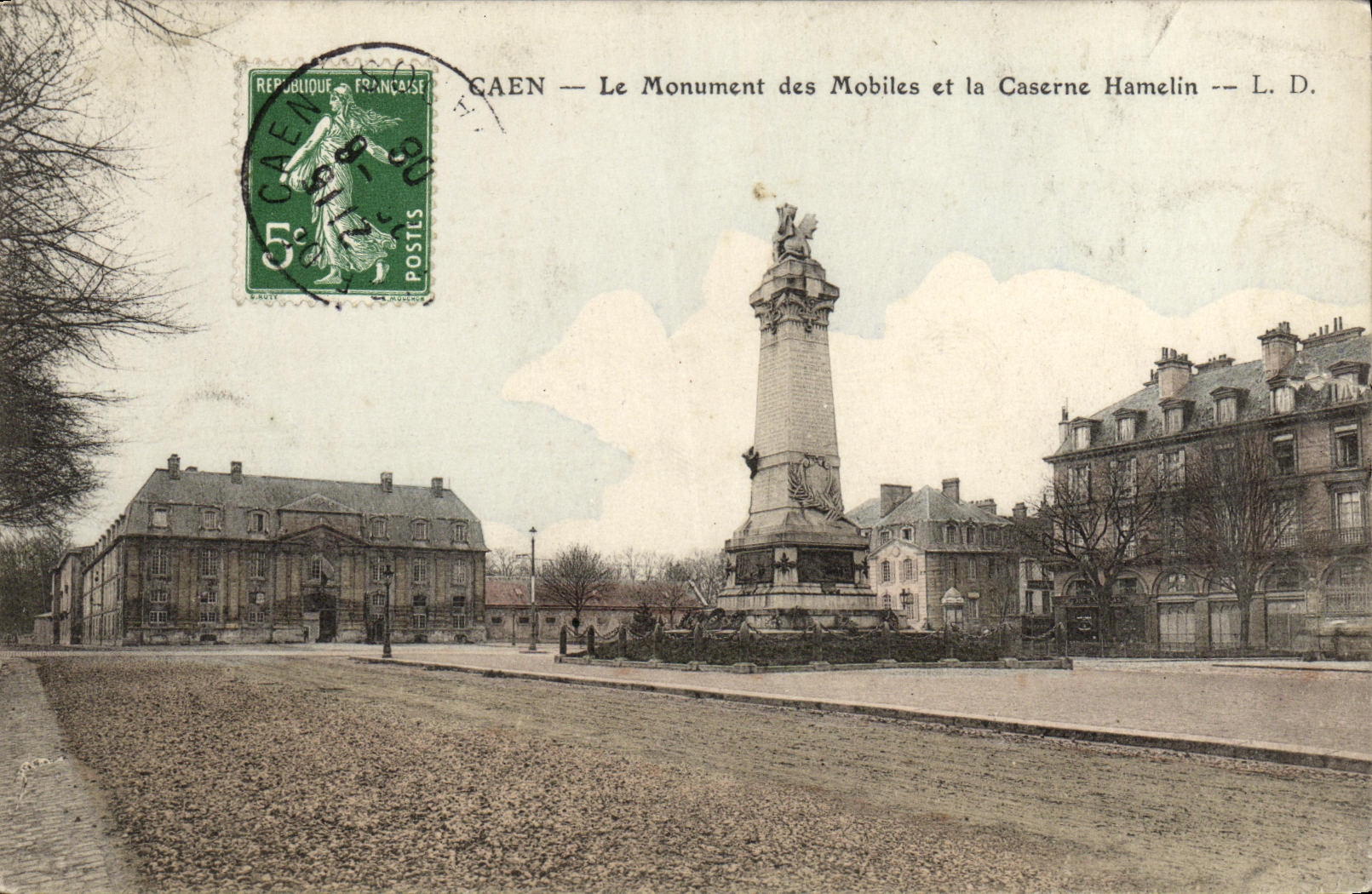 CPA Caen Le Monument a des Mobiles et la Caserne Hamelin
