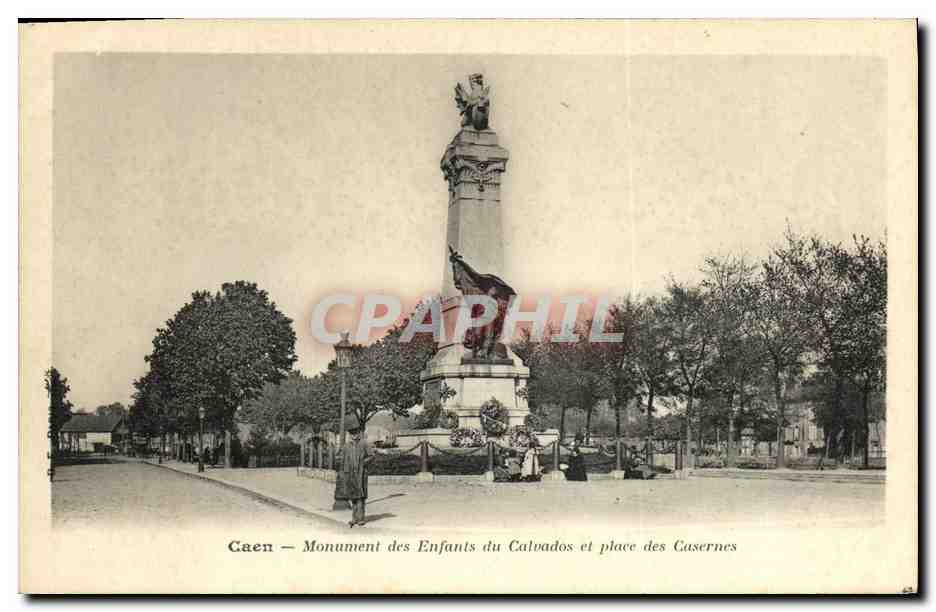 CPA Caen Le Monument des Enfants du Calvados et Place des Casernes
