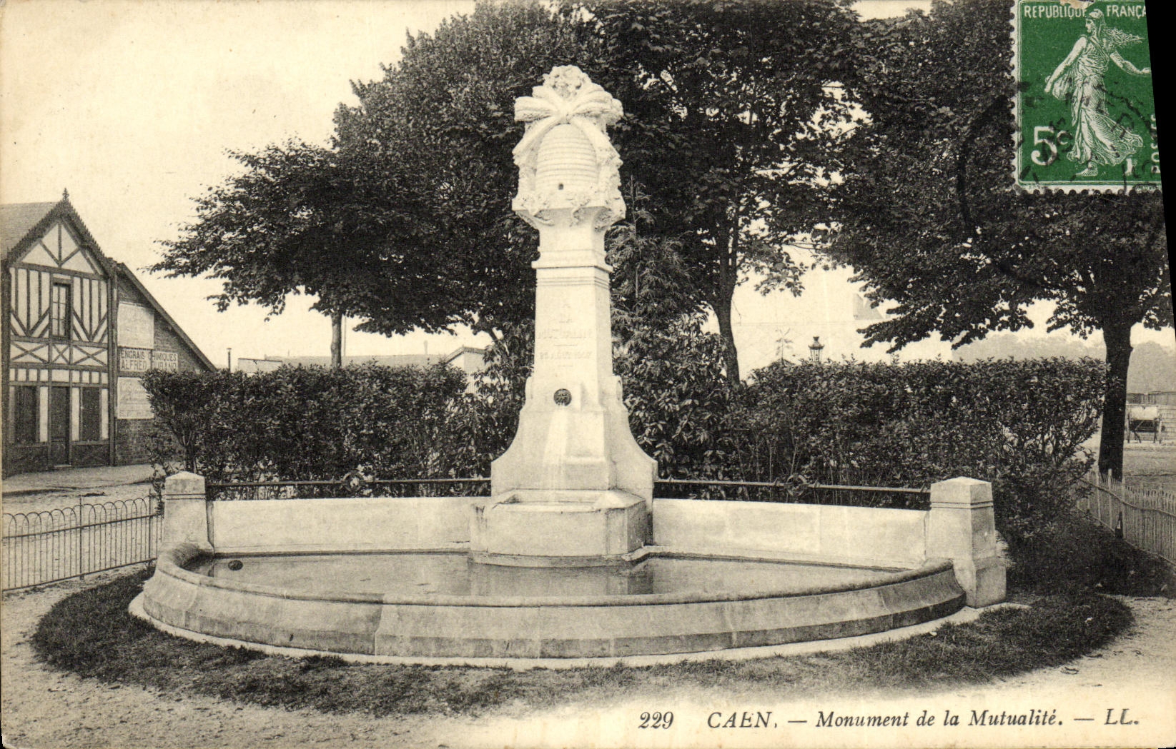 CPA Caen Monument de la Mutualite