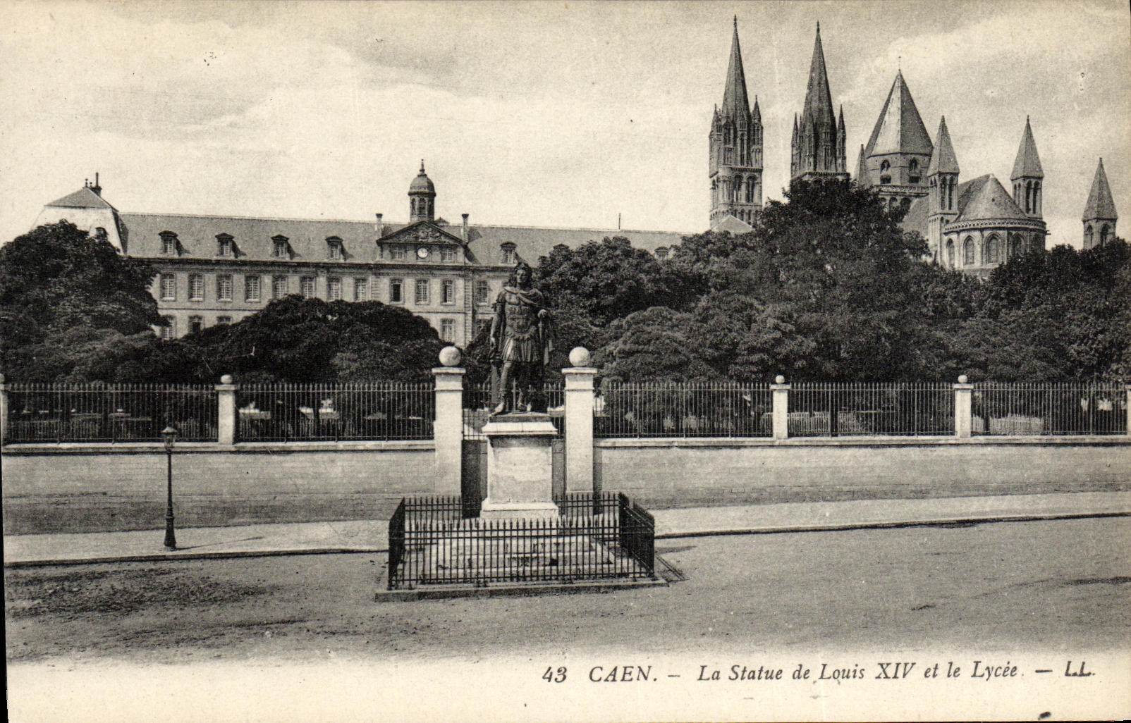 CPA Caen La Statue de Louis XIV et le lycee
