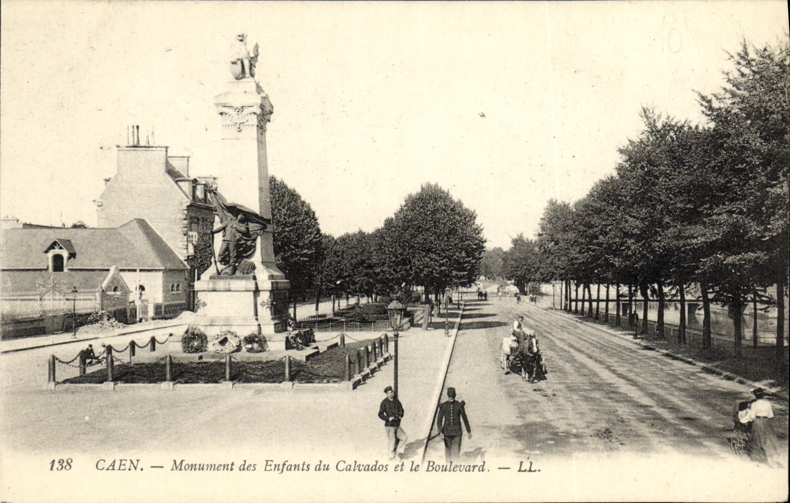 CPA Caen Monument des Enfants du Calvados et le Boulevard