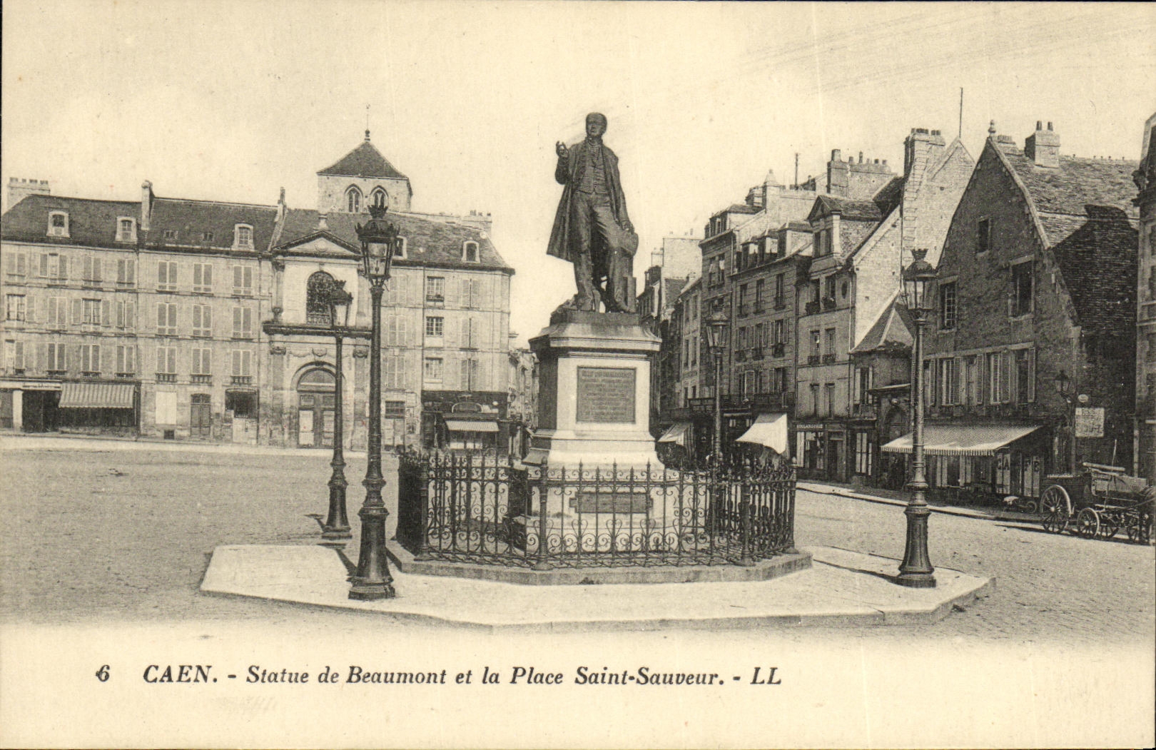 CPA Caen Statue de Beaumont et la Place Saint Sauveur