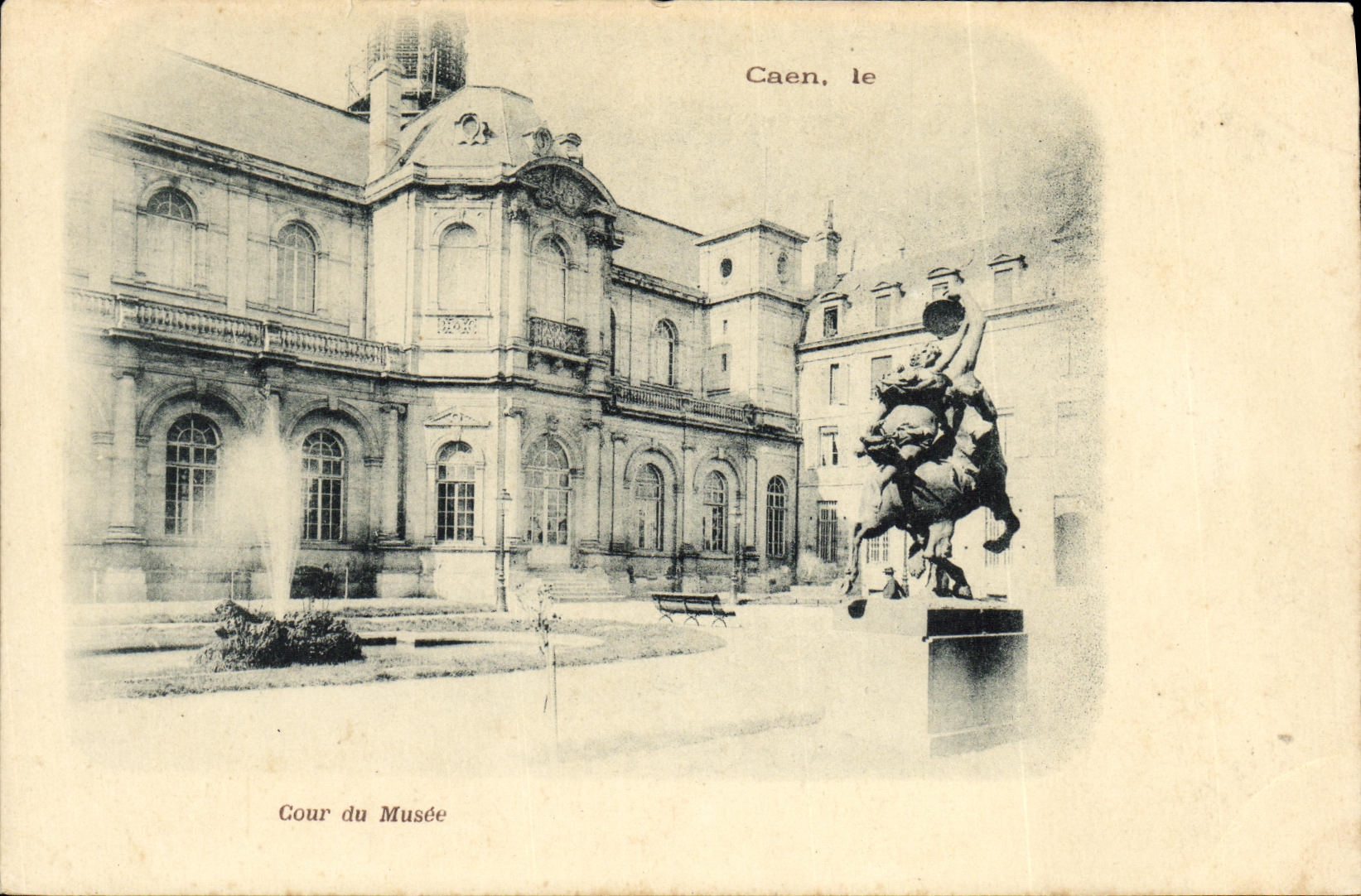 Caen, le — Cour du Musée — éditeur non visible