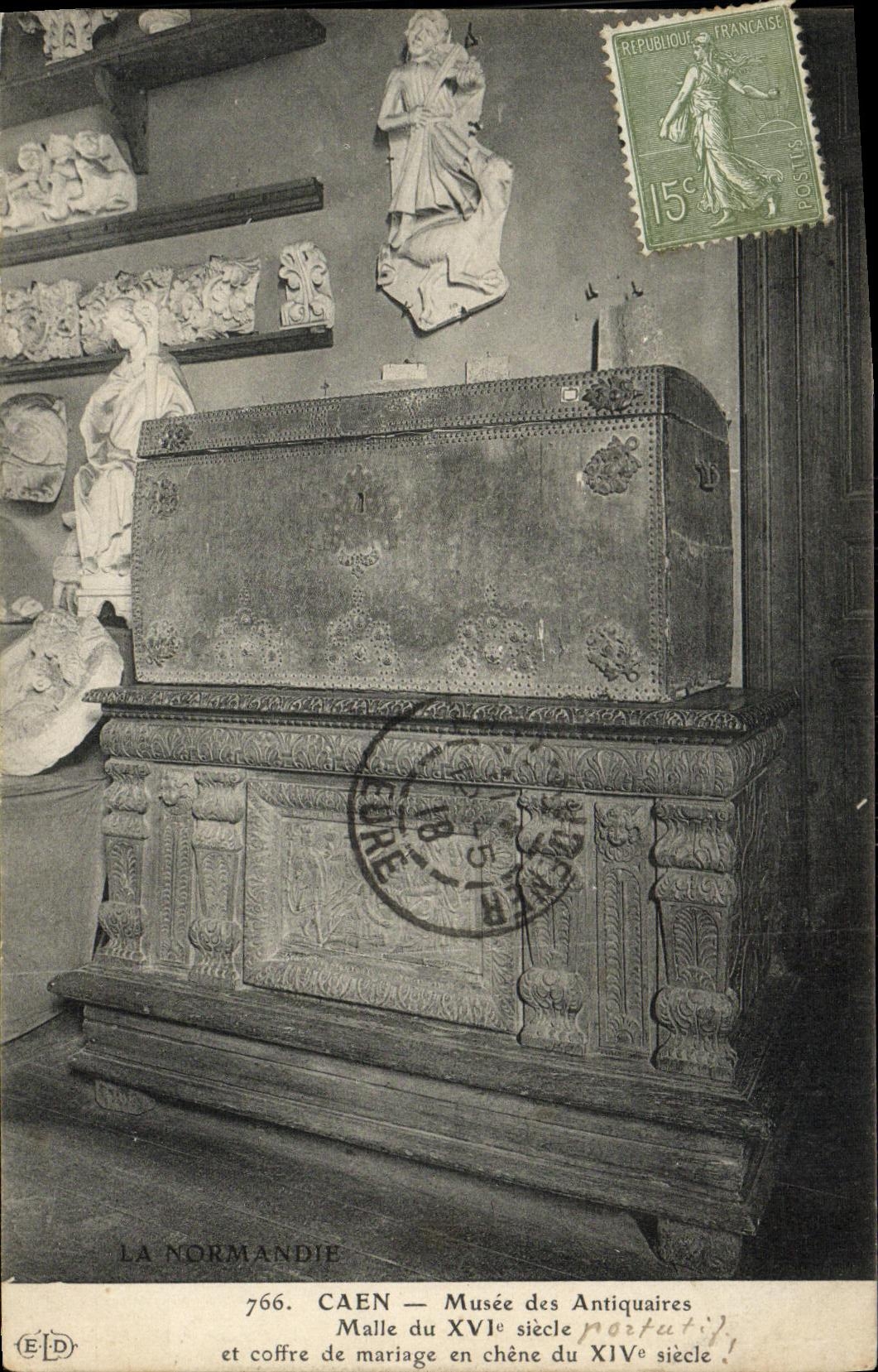 CPA Caen Musee des Antiquaires Malle du 16eme et coffre de mariage en chene du 14eme