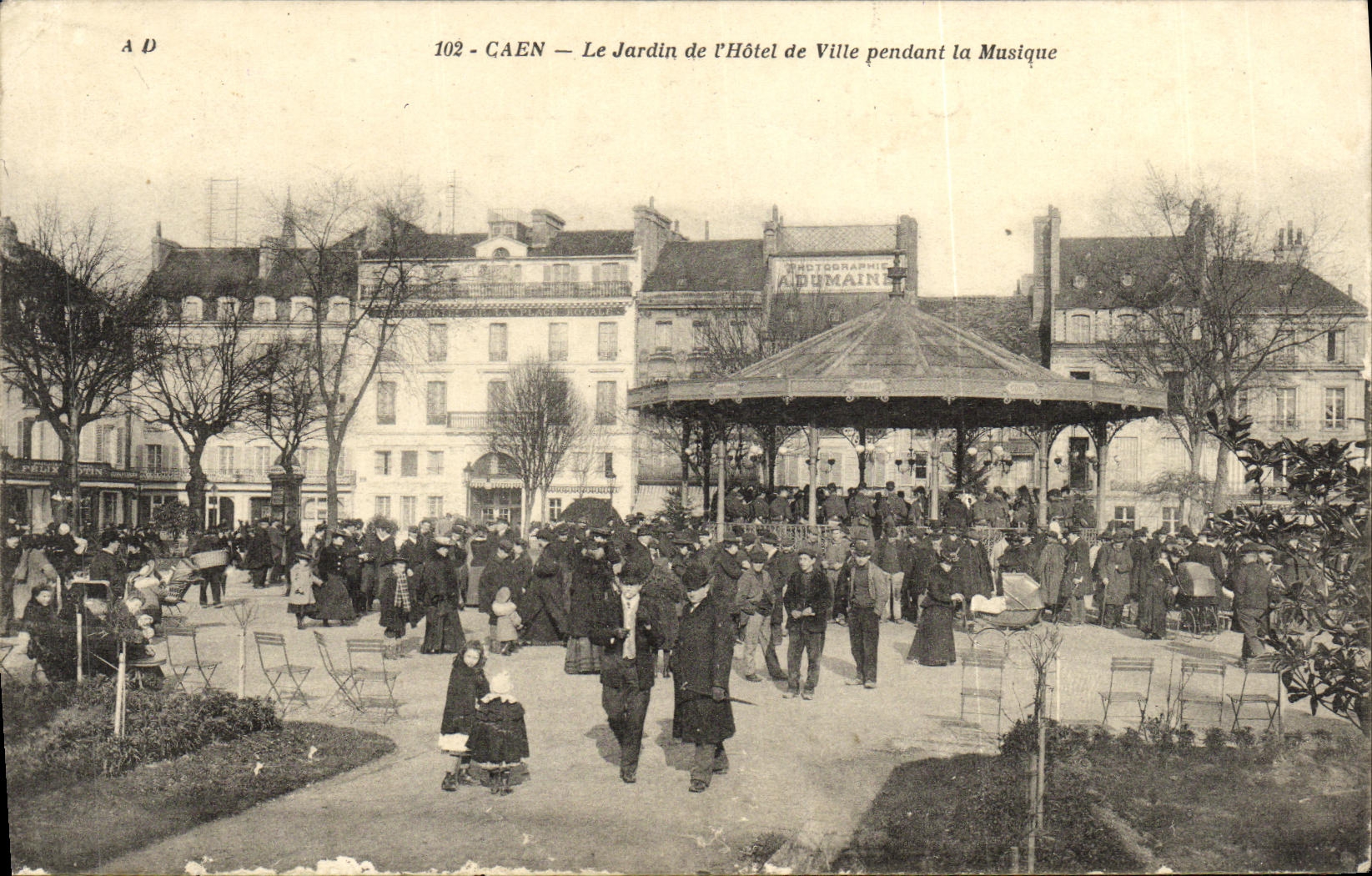 CAEN — Le Jardin de l'Hôtel de Ville pendant la Musique — Photographie A. Bermain, n°102