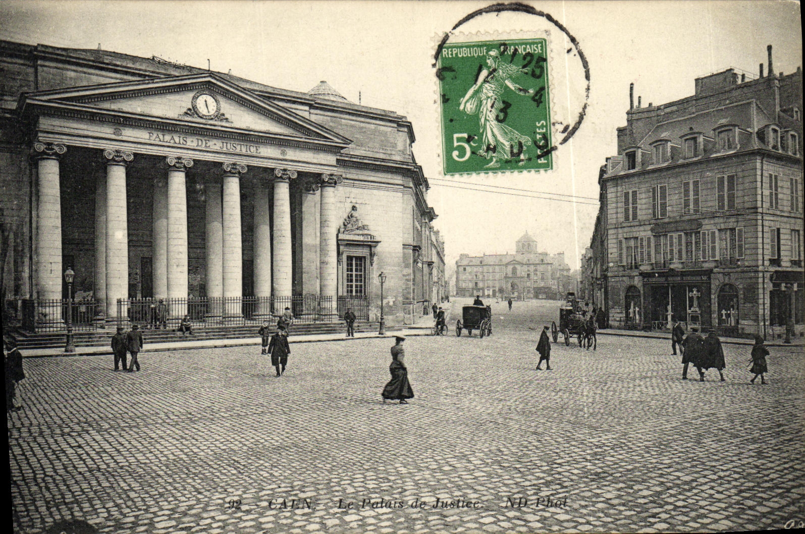 CPA Caen Le Palais de Justice et Place Saint Sauveur