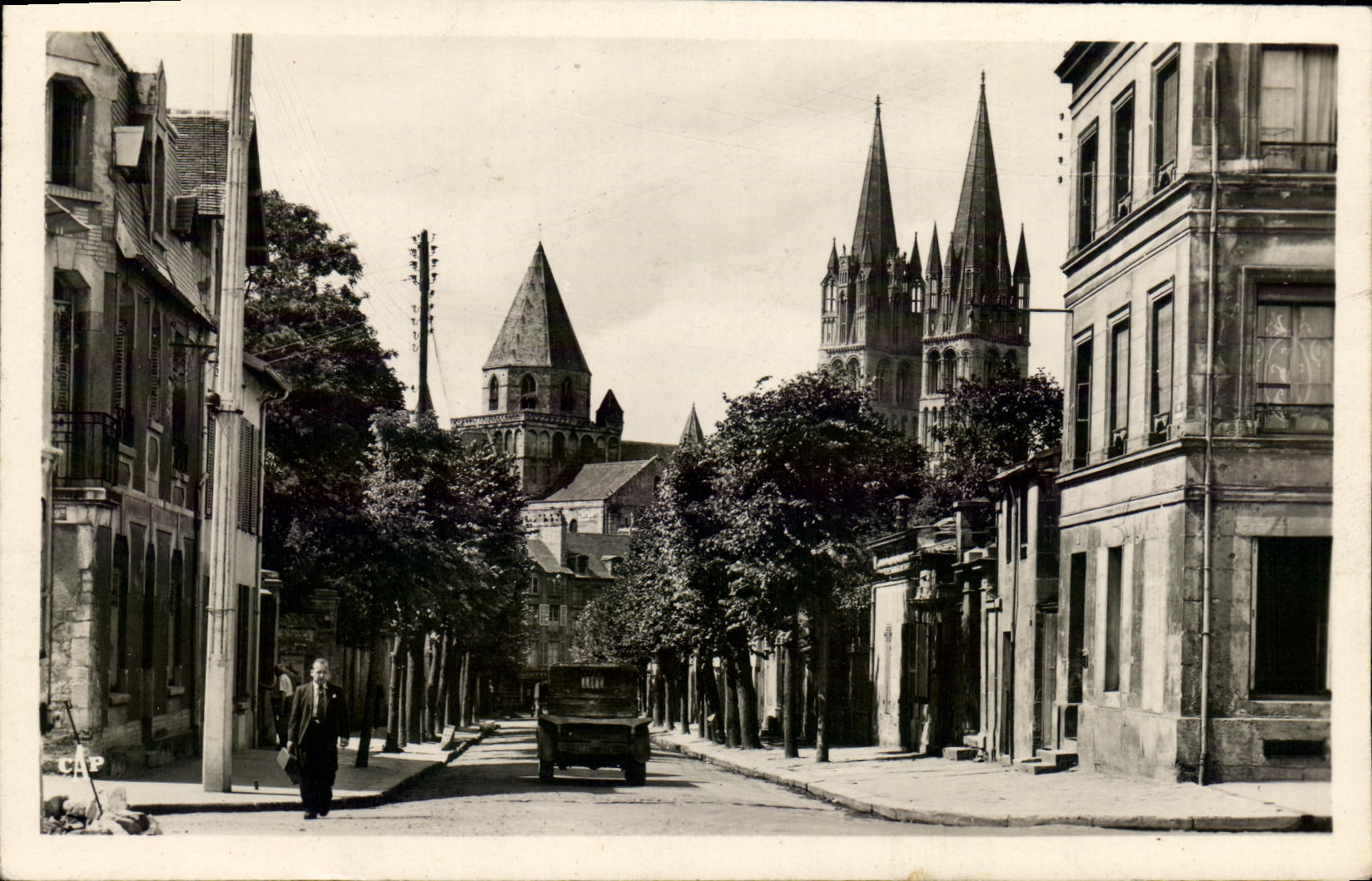 CPSM Caen L abbaye aux hommes vue de la place St Martin