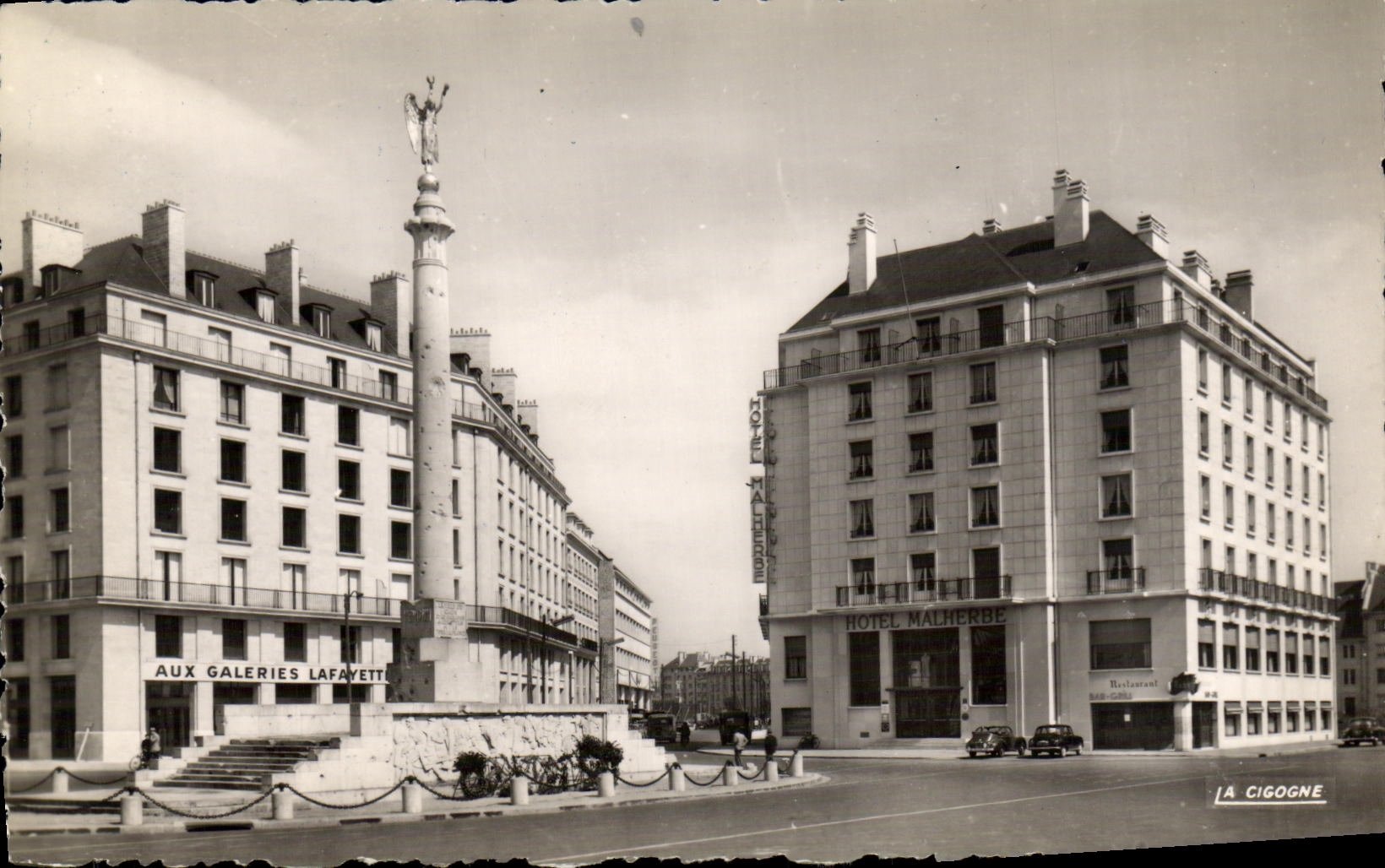 Place du 11-Novembre à Caen — Hôtel Malherbe et colonne monumentale — Édit. La Cigogne