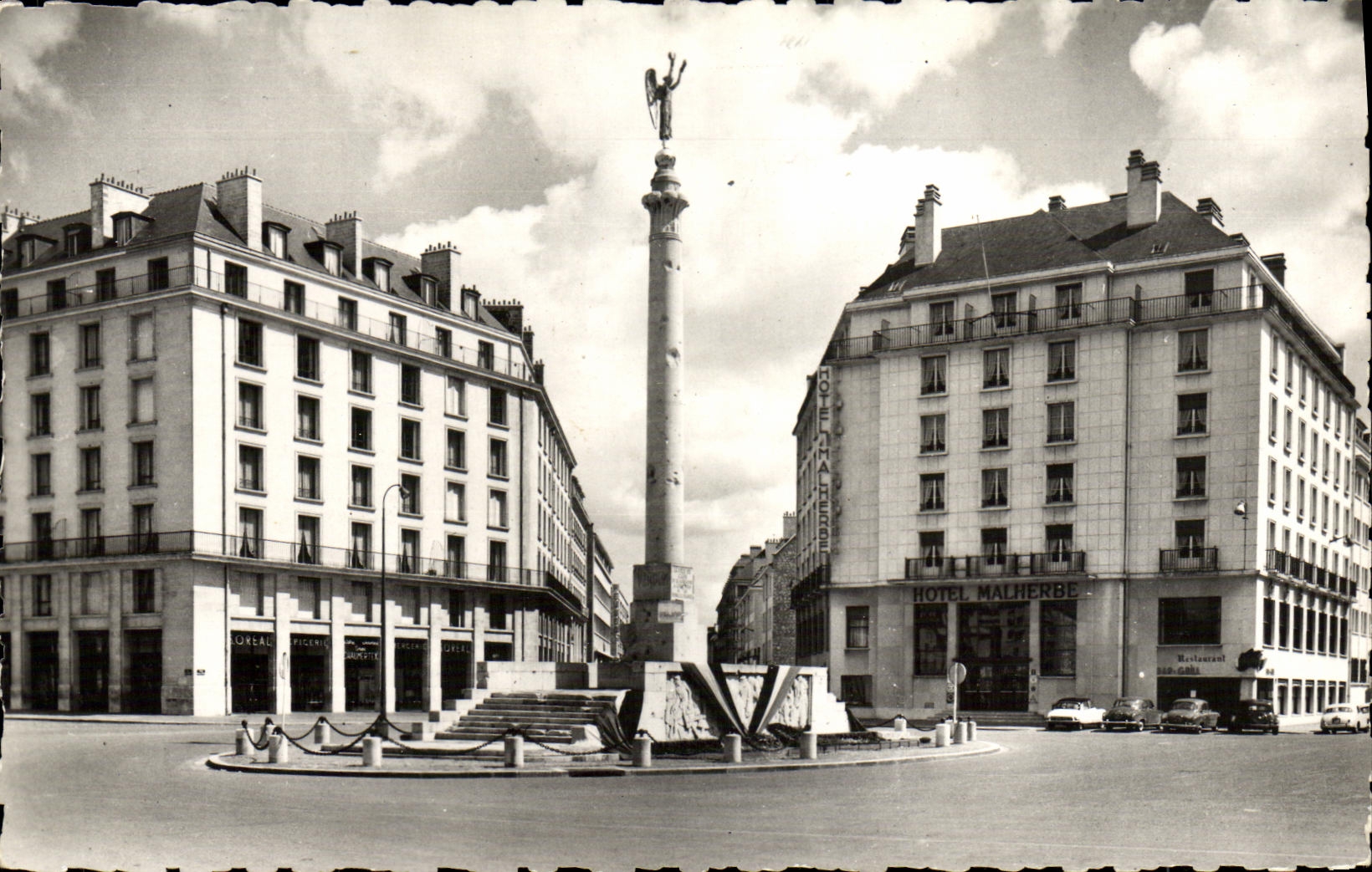 CAEN (Calvados) - Place Foch - Monument aux Morts
