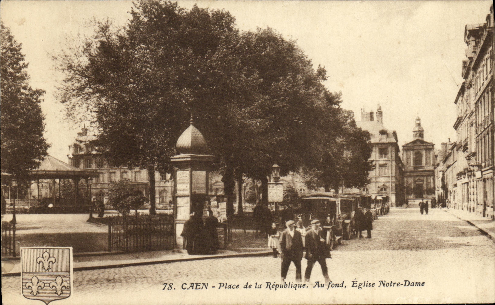 CPA Caen La Place de la Republique Au Fond Eglise Notre Dame Taxis