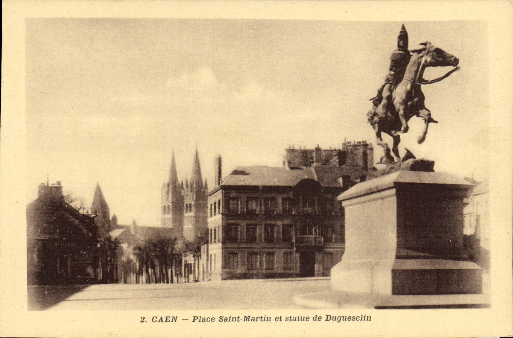 CPA Caen Places Saint Martin et Statue de Duguesclin