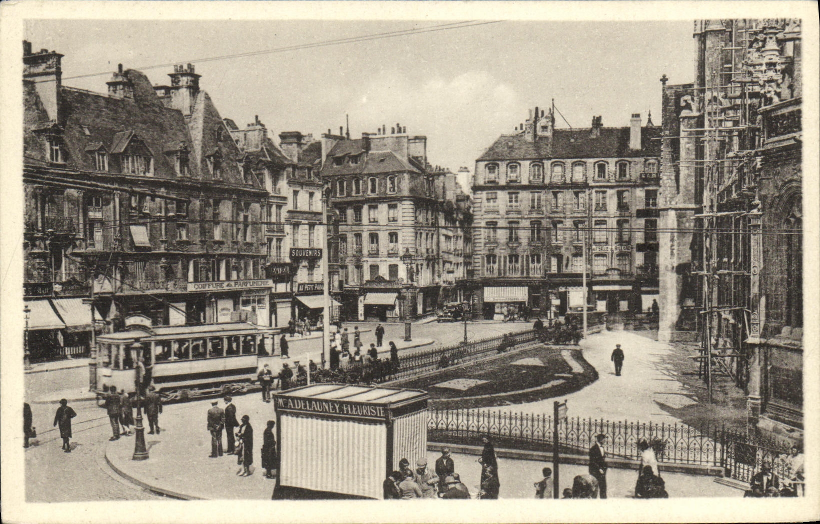 CPA Caen La Place Saint Pierre Tramway
