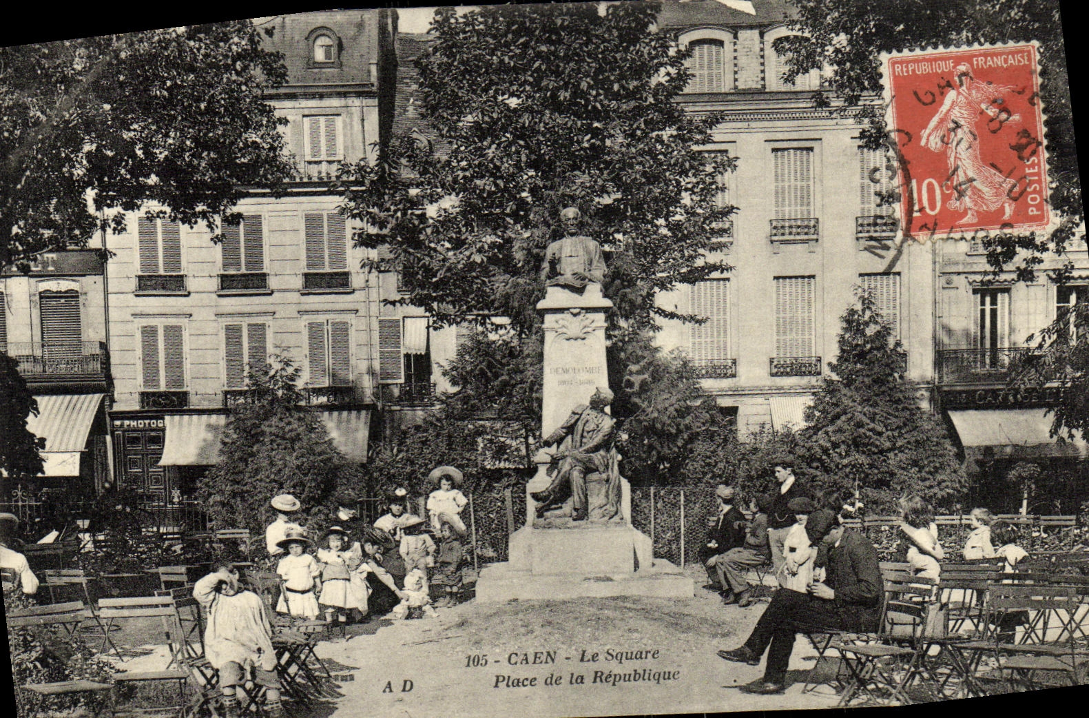 Caen - Le Square - Place de la République — statue de Jean-Baptiste Mallet — éditeur A D, n° 105