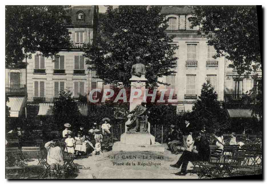 Gaën - Place de la République — statue centrale — Photo J. P. Photographe