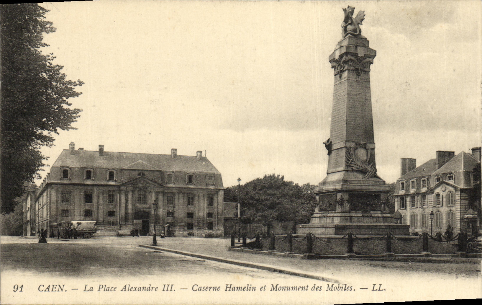 CPA Caen La Place Alexandre III Caserne Hamelin et Monument des mobiles