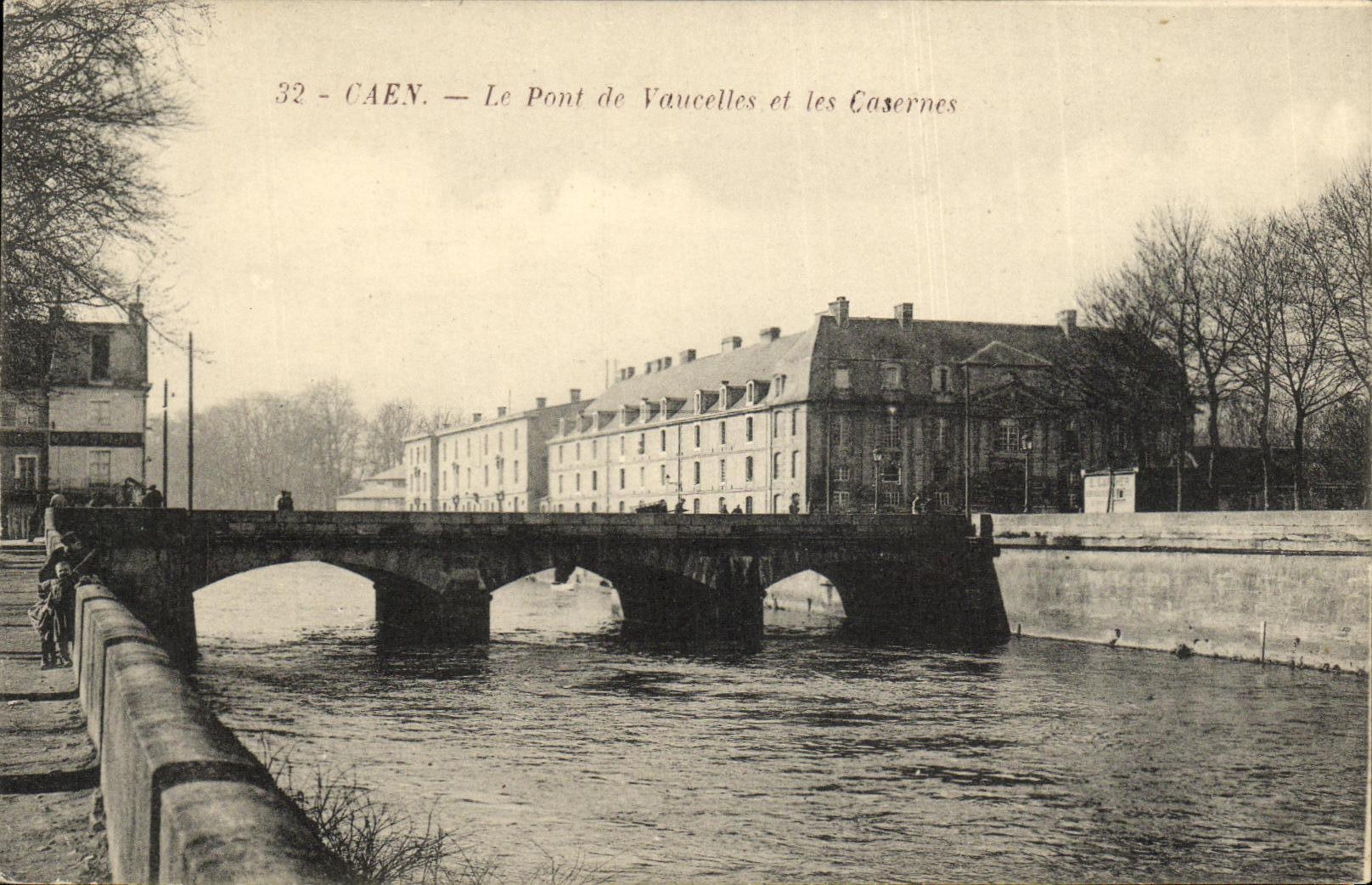 CPA Caen Lre Pont de Vaucelles et les Casernes Militaria