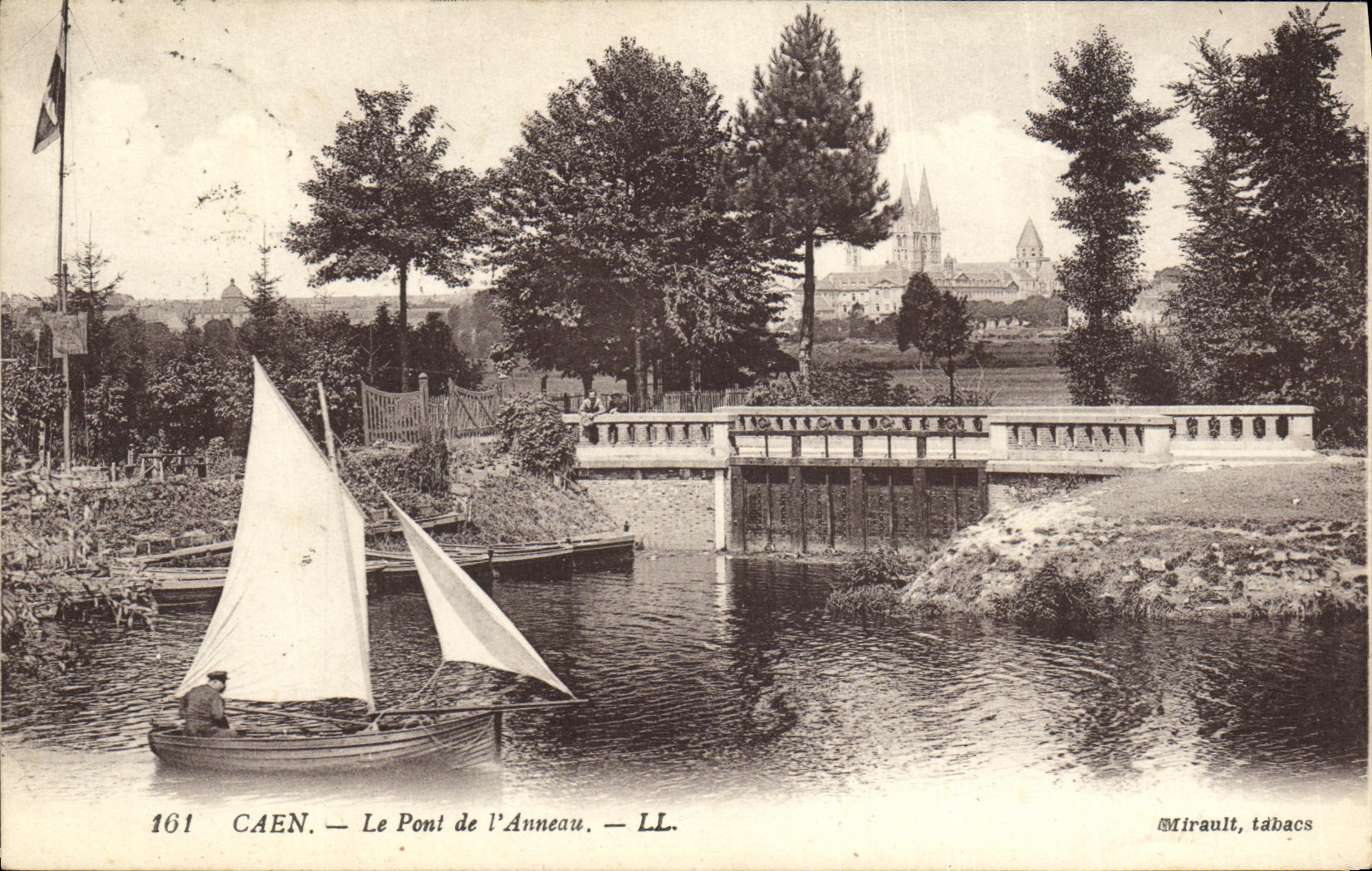 CPA Caen Le Pont L Anneau Bateau