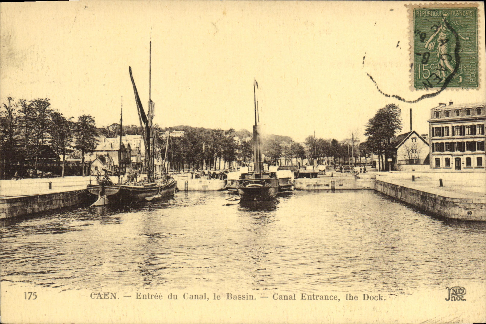 CPA Caen Entree du Canal Le Bassin Bateaux