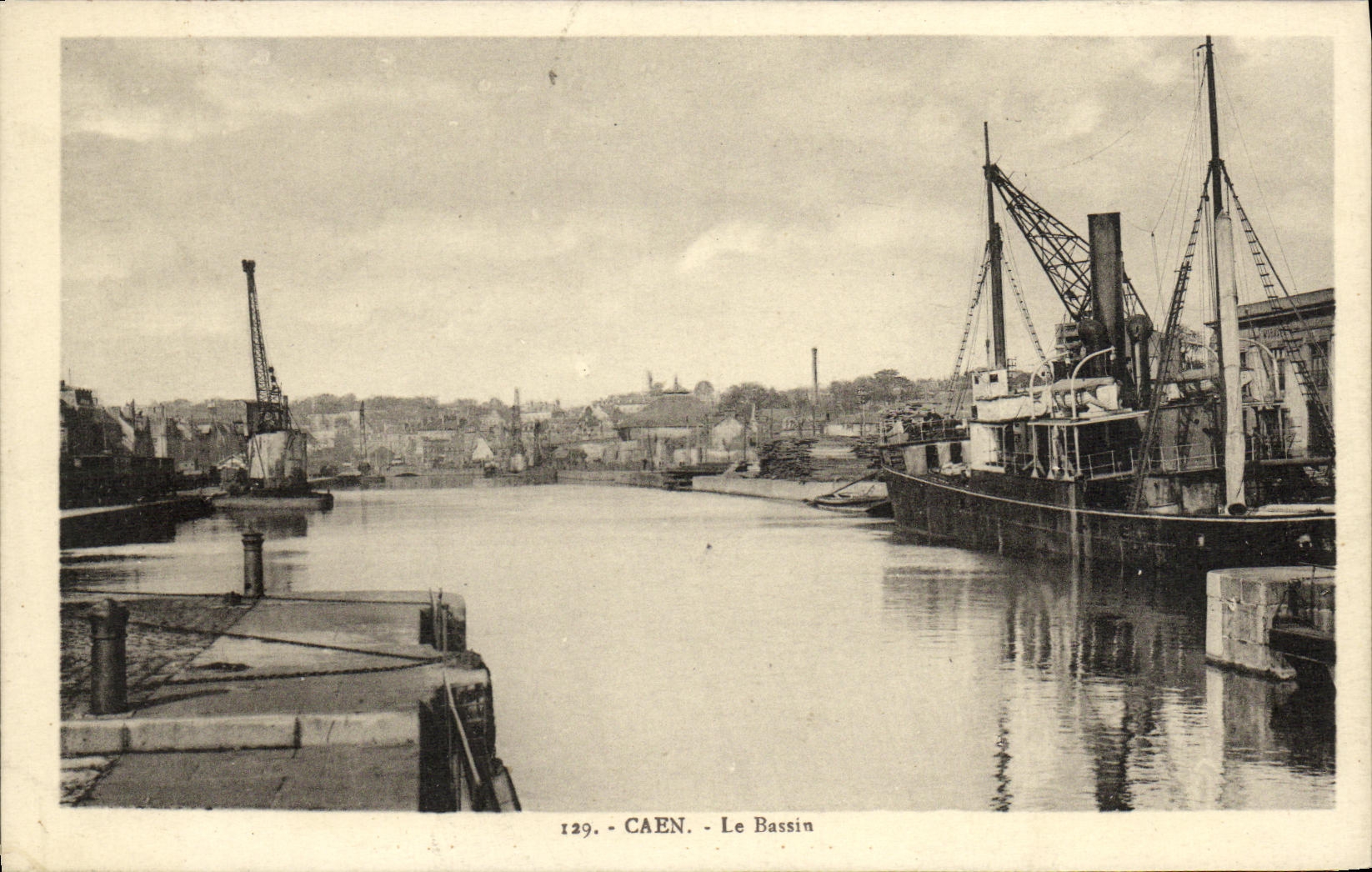 CAEN - Le Bassin — vue du port avec grue et bateau — Cartes 'La Cigogne', n°129