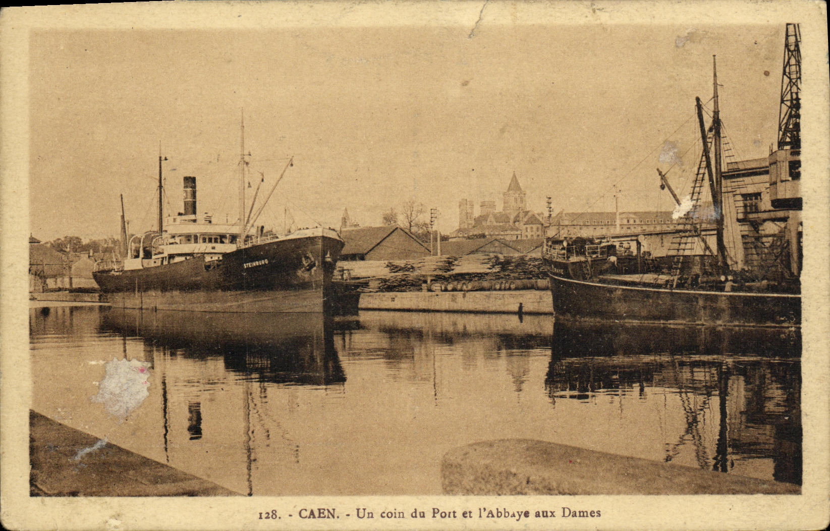 CPA Caen Un coin du Port et l Abbaye aux Dames Bateau