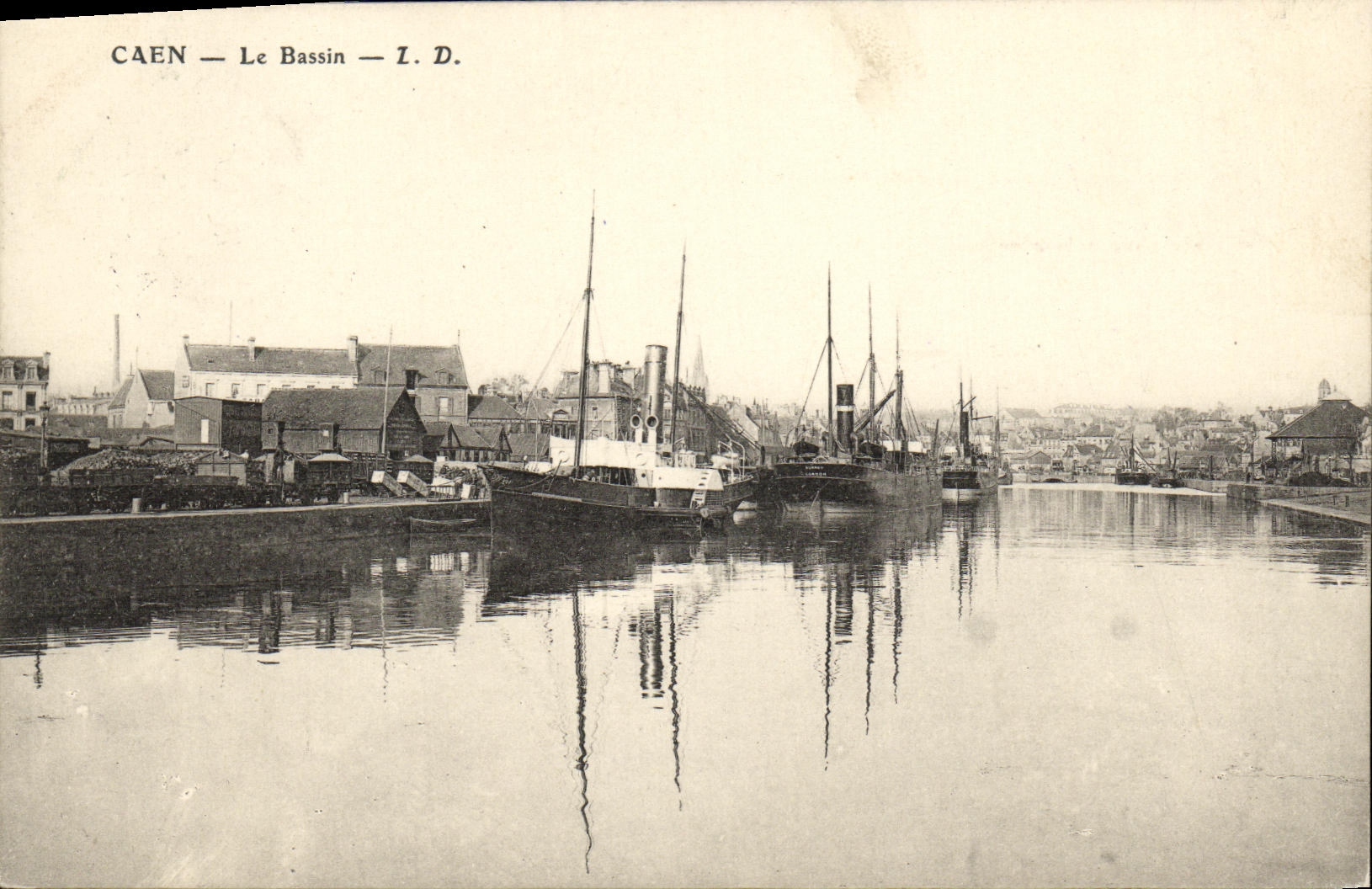 CPA Caen Le Bassin Bateaux