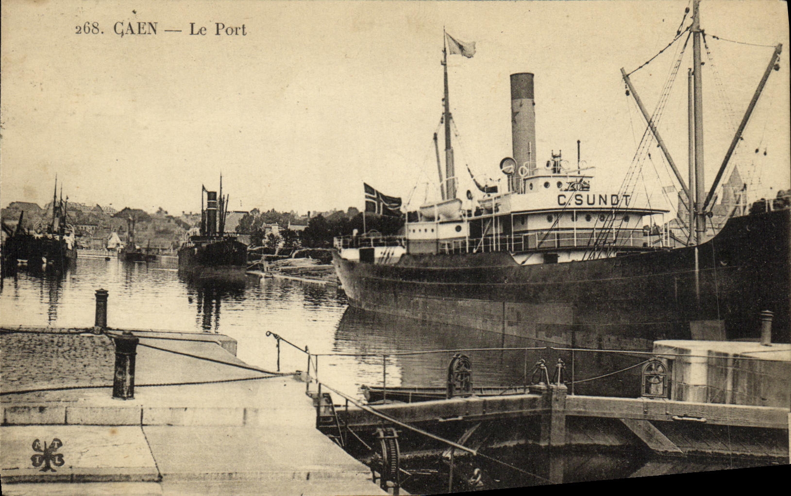 CPA Caen Le Port Bateaux Sundt