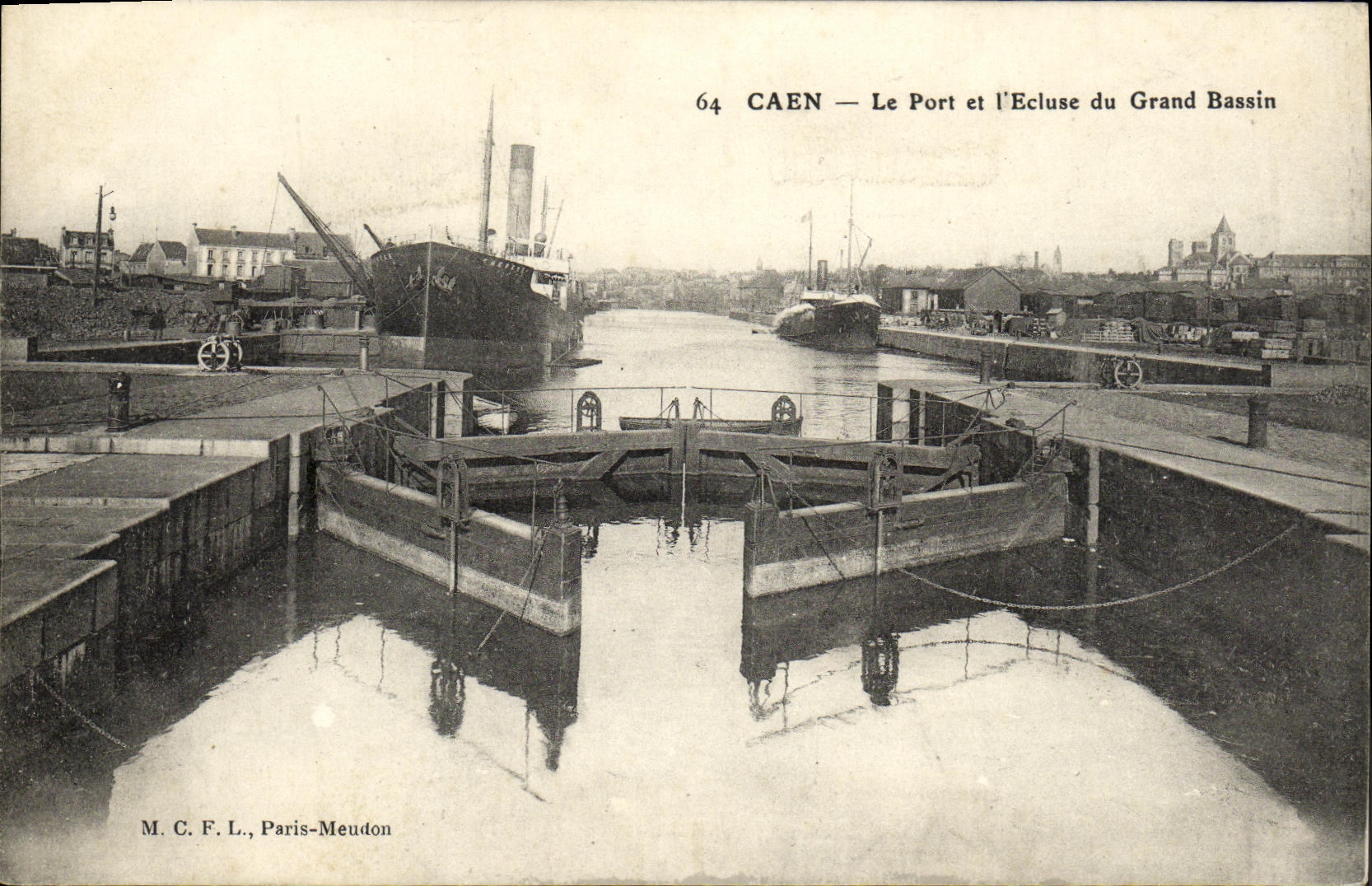 CPA Caen Le Port et l Ecluse du Grand Bassin Bateaux