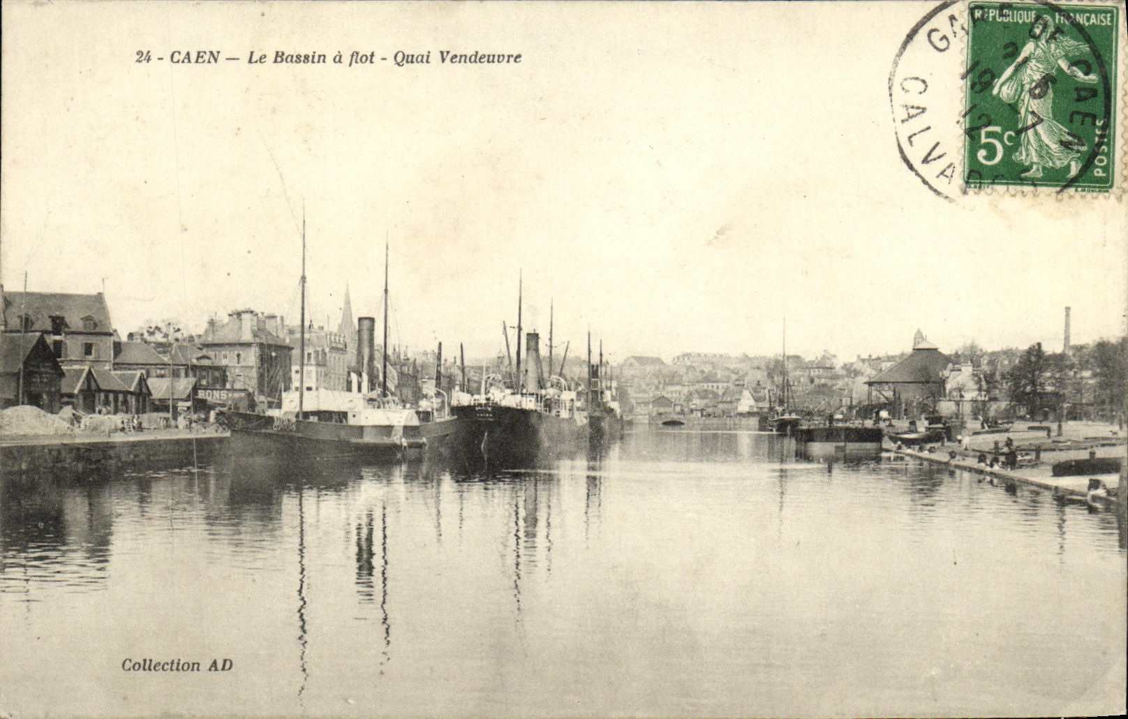 CPA Caen Le Bassin a flot Quai Vendeuvre Bateaux