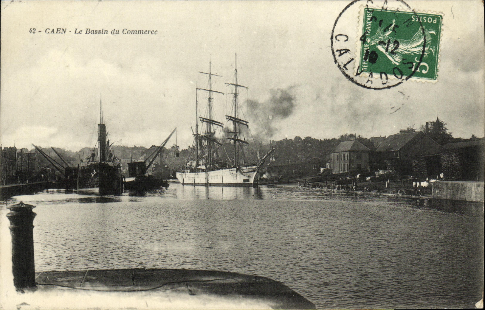 CPA Caen Le Bassin du Commerce Bateau Voilier
