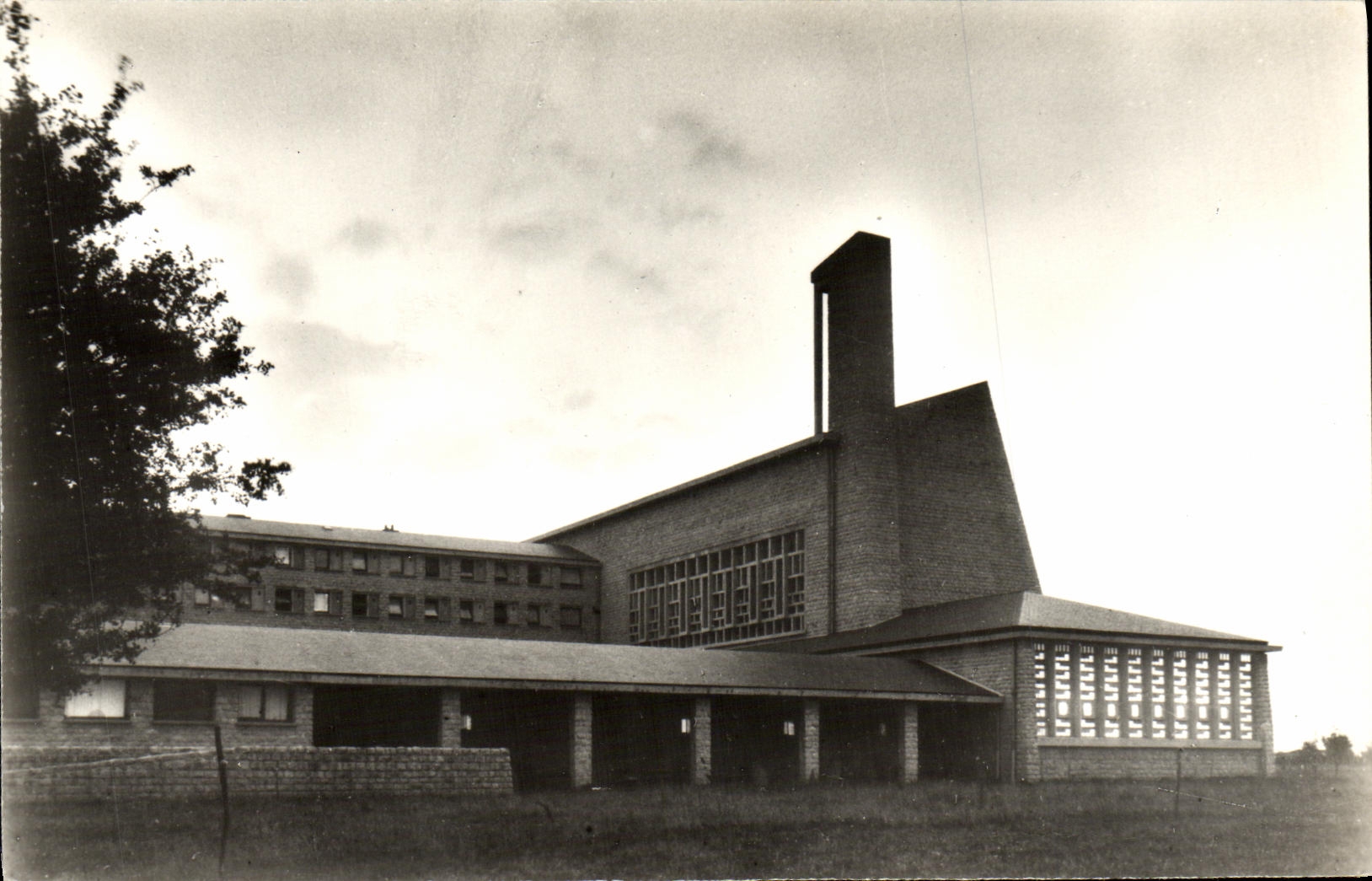 Monastère des Bénédictines - Caen-Couvrechef - Église - Chapitre - Logis des Moniales, au crépuscule — Architectes MM. J. Zunz et M. Clot