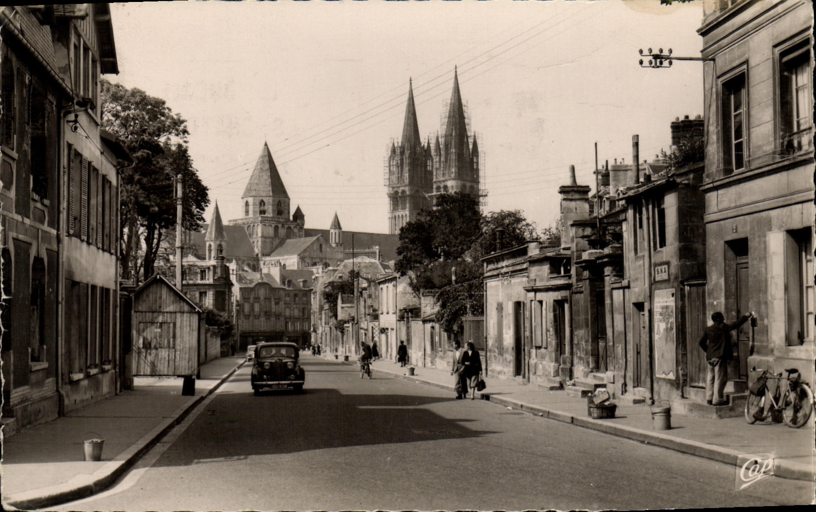 CPSM Caen Rue St Manvieux et l Eglise St Etienne