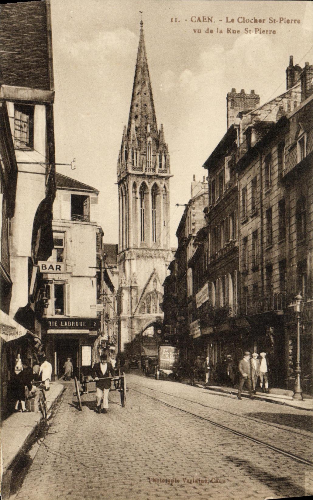 CPA Caen Le Clocher St Pierre vu de la Rue St Pierre