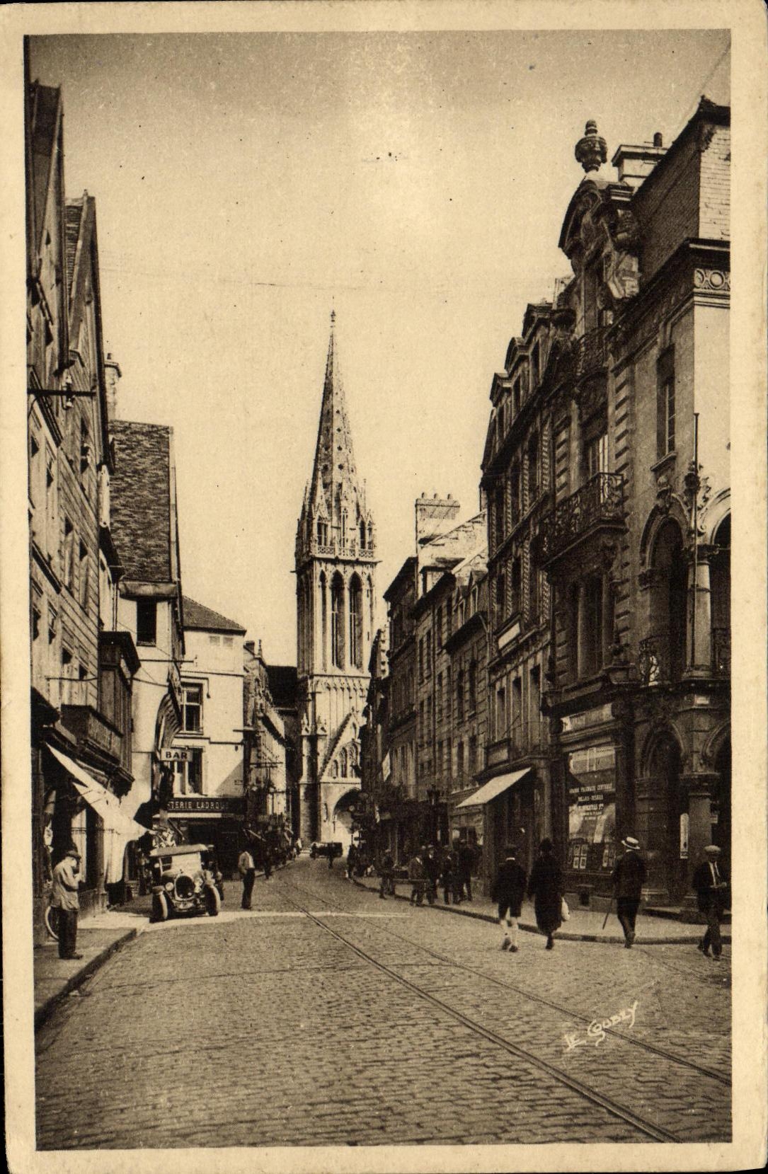 CPA Caen Rue St Pierre a droite Vieilles maisons normandes Fleche de l eglise St pierre
