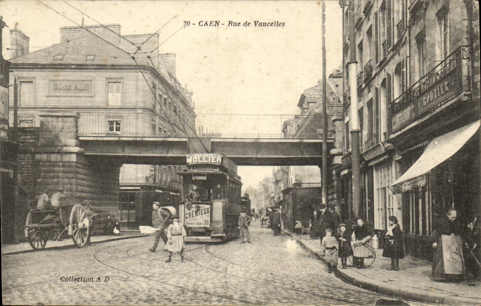 Caen - Rue de Vaucelles — tramway et passage piéton — éditeur A.D. n°20