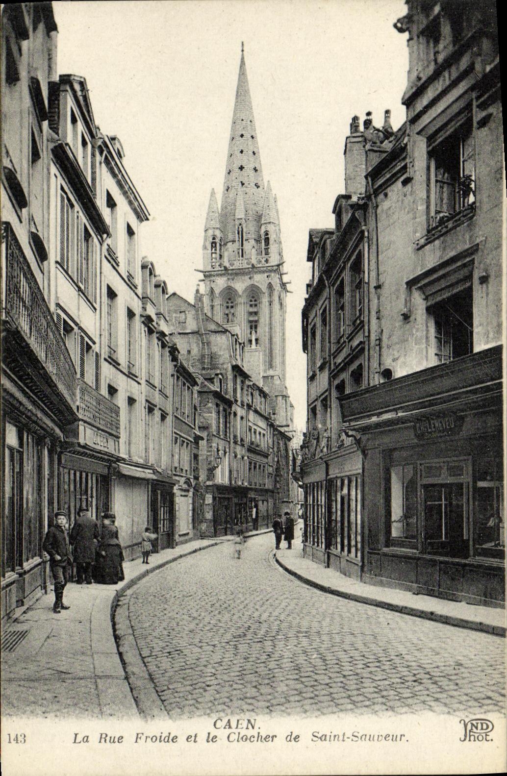 CPA Caen La Rue Froide et le Clocher de Saint Sauveur