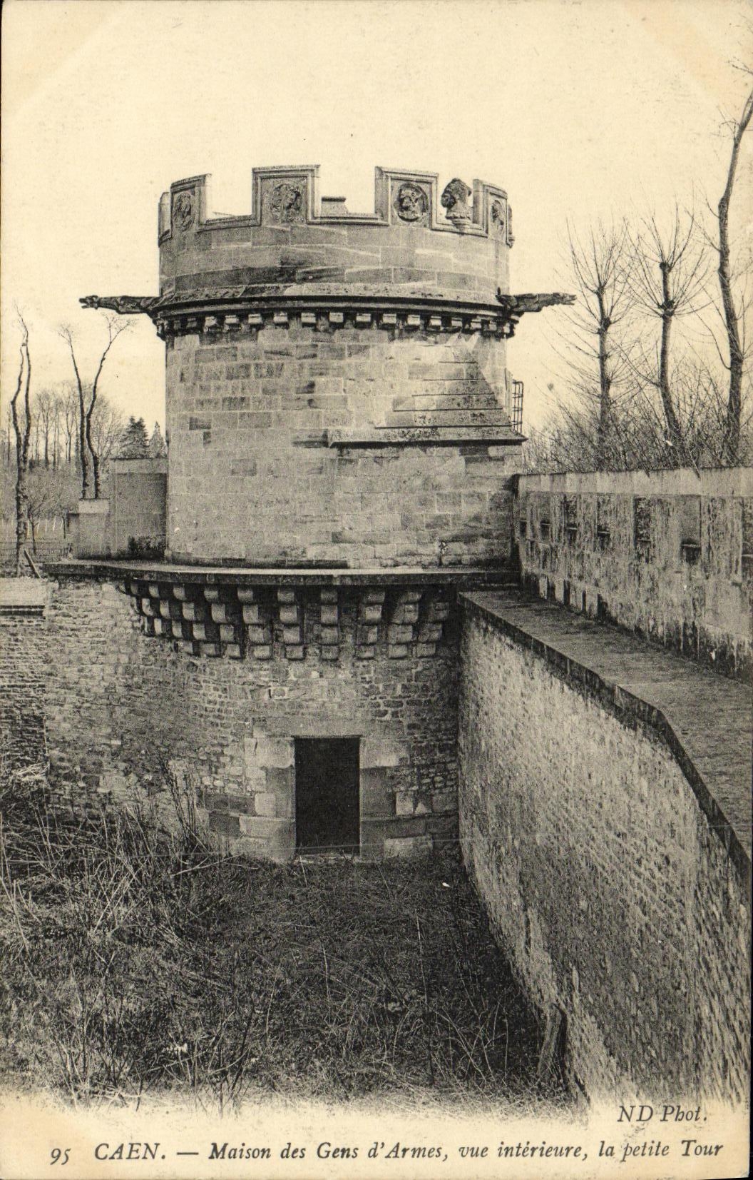 CPA Caen La Tour des Gens d Armes Vue Interieure La Petite Tour