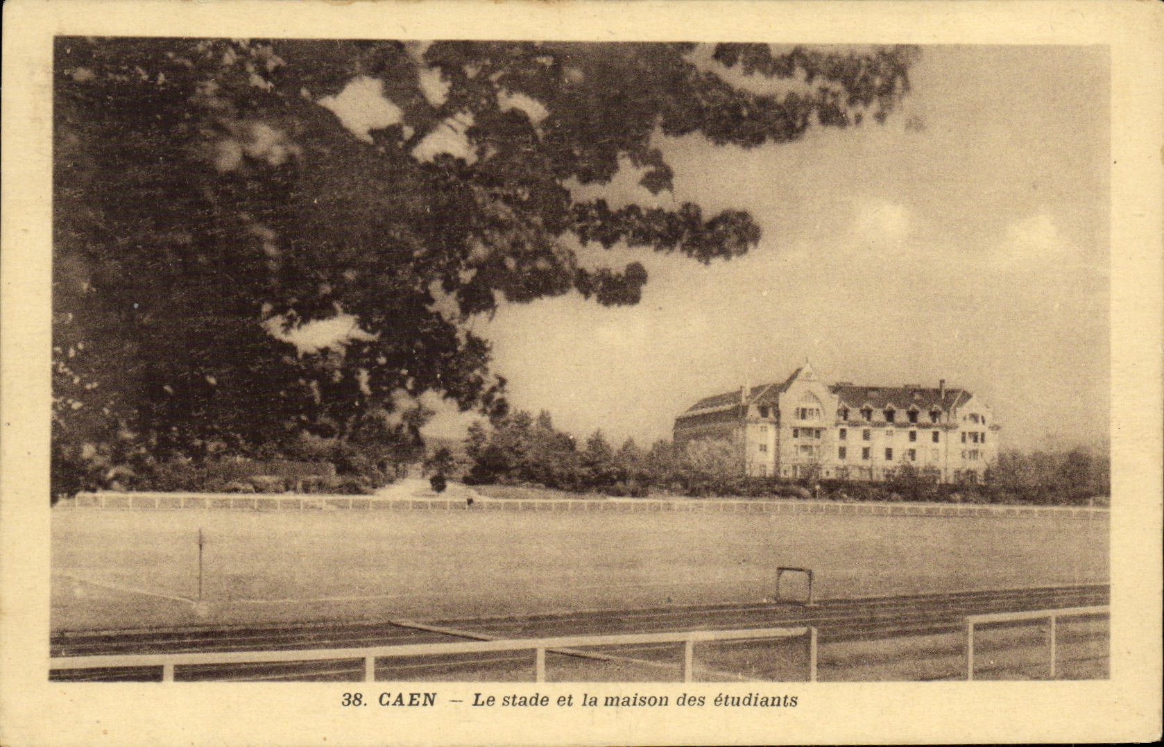 CPA Caen Le stade et la Maison des Etudiants