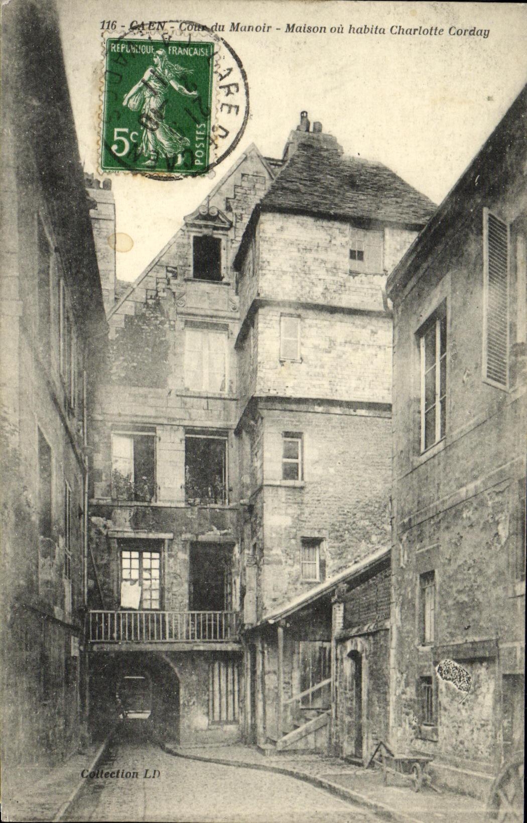 CPA Caen Cour du Manoir Maison au habita Charlotte Corday