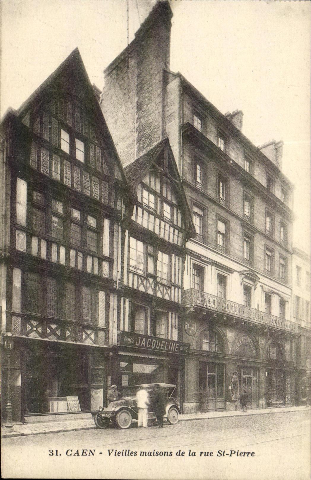 CPA Caen Vieilles Maisons de la Rue St Pierre Jacqueline Automobile