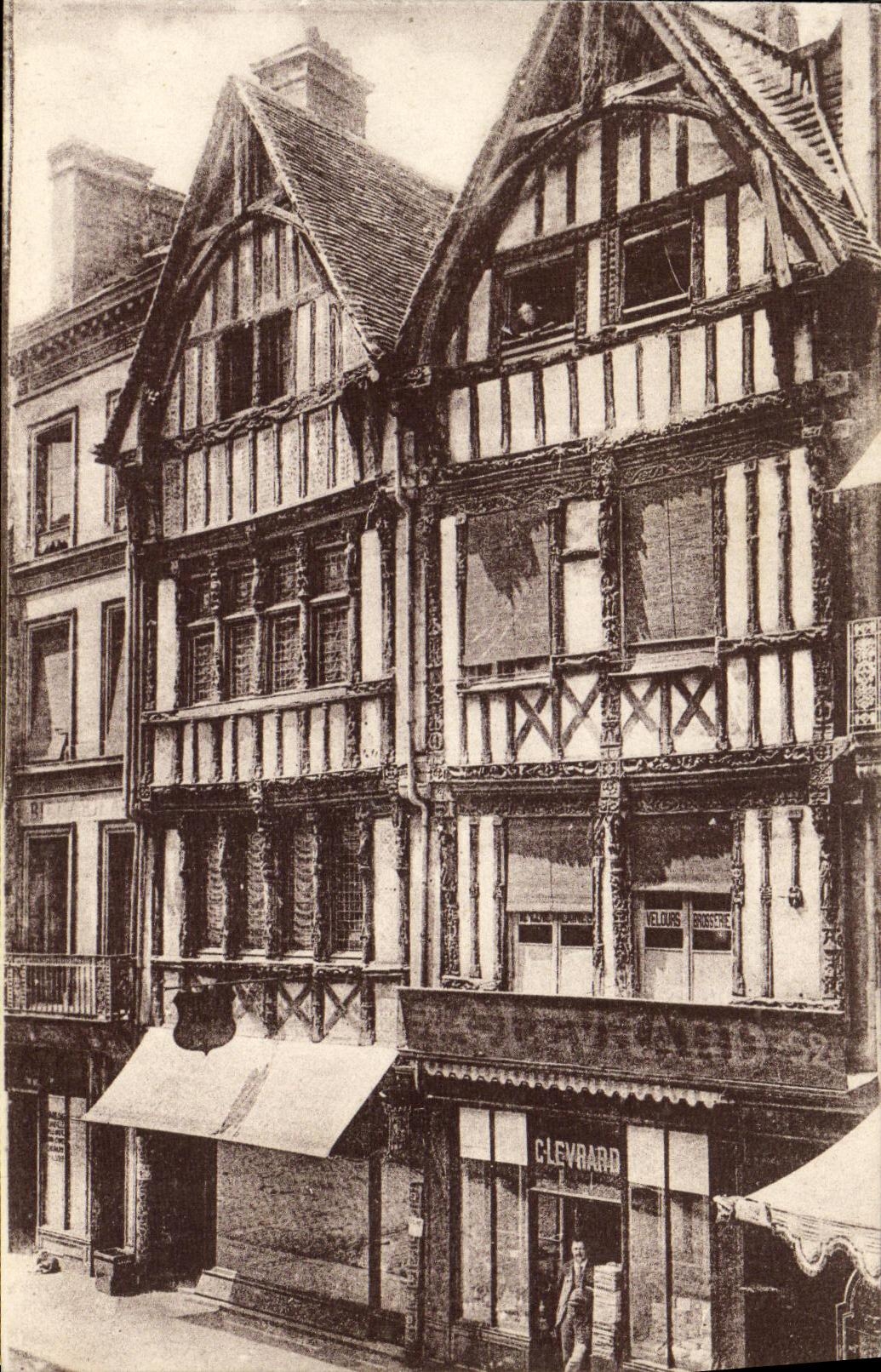 CPA Caen Maisons de la Rue Saint Pierre Levrard