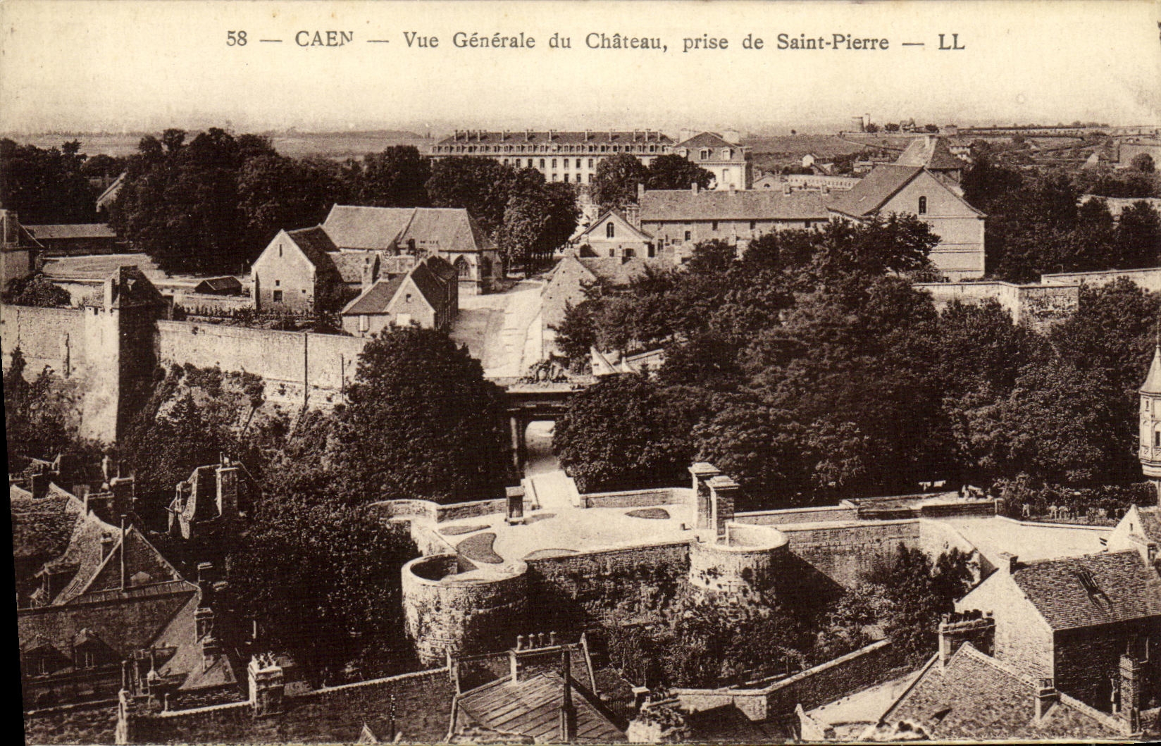 CPA Caen Vue Generale du Chateau prise de Saint Pierre