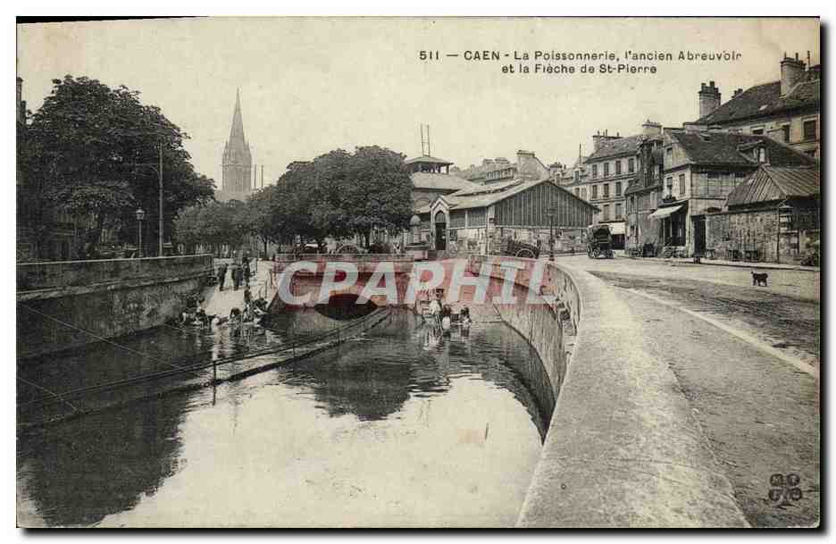Antike Ansichtskarte Caen Der Fischmarkt der alte Tränkbrunnen und die Pfeile von St Pierre