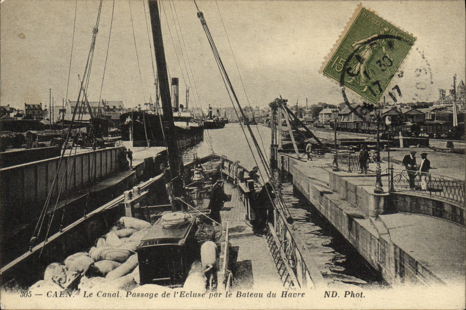 Caen — Le Canal. Passage de l'Ecluse par le Bateau du Havre — ND. Phot. n°305