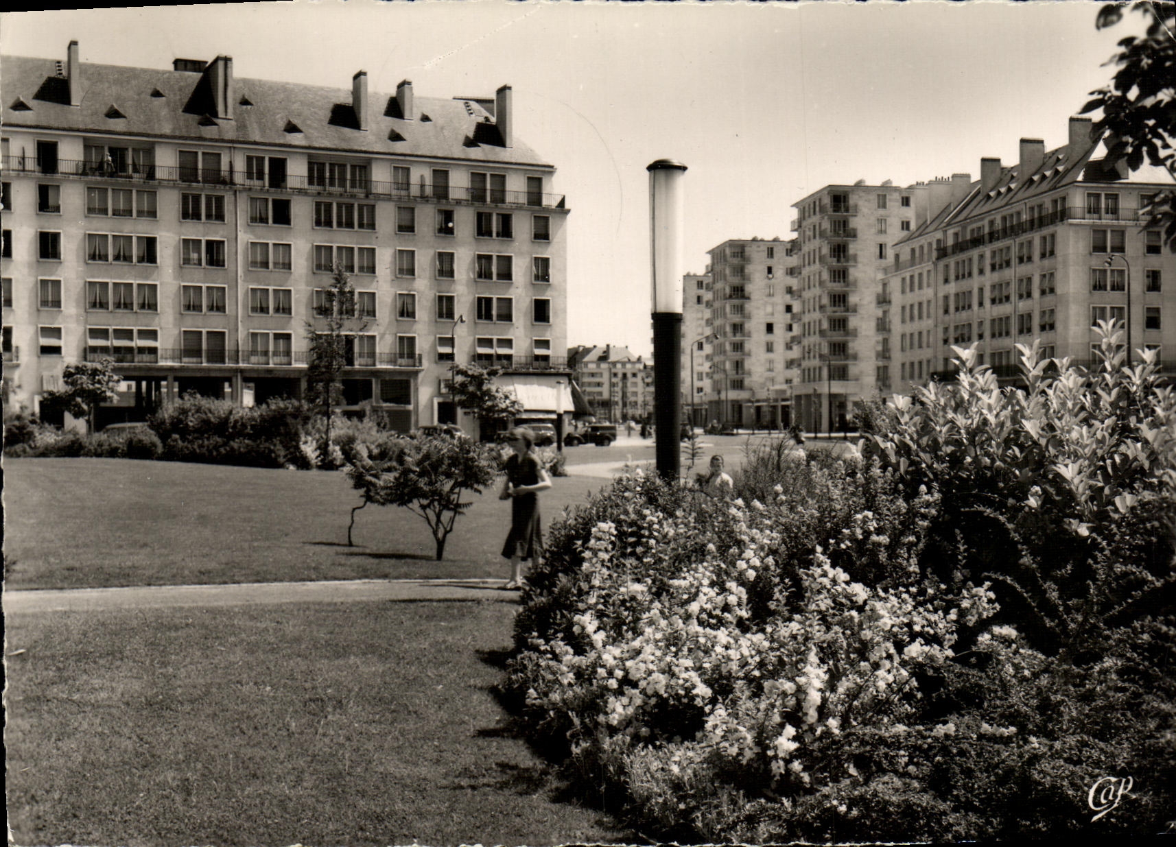 CAEN - L'Avenue du 6-Juin depuis le Square — CPA Réal-Photo, n°1082