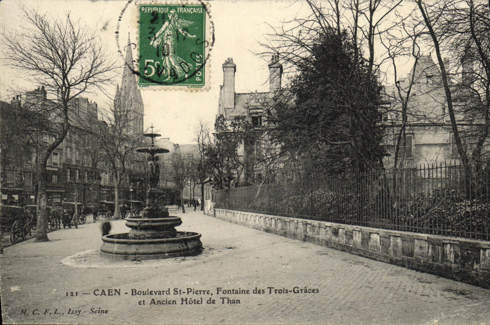 CPA Caen Le Boulevard St Pierre Fontaine des Trois Graces et Ancien Hotel de Than