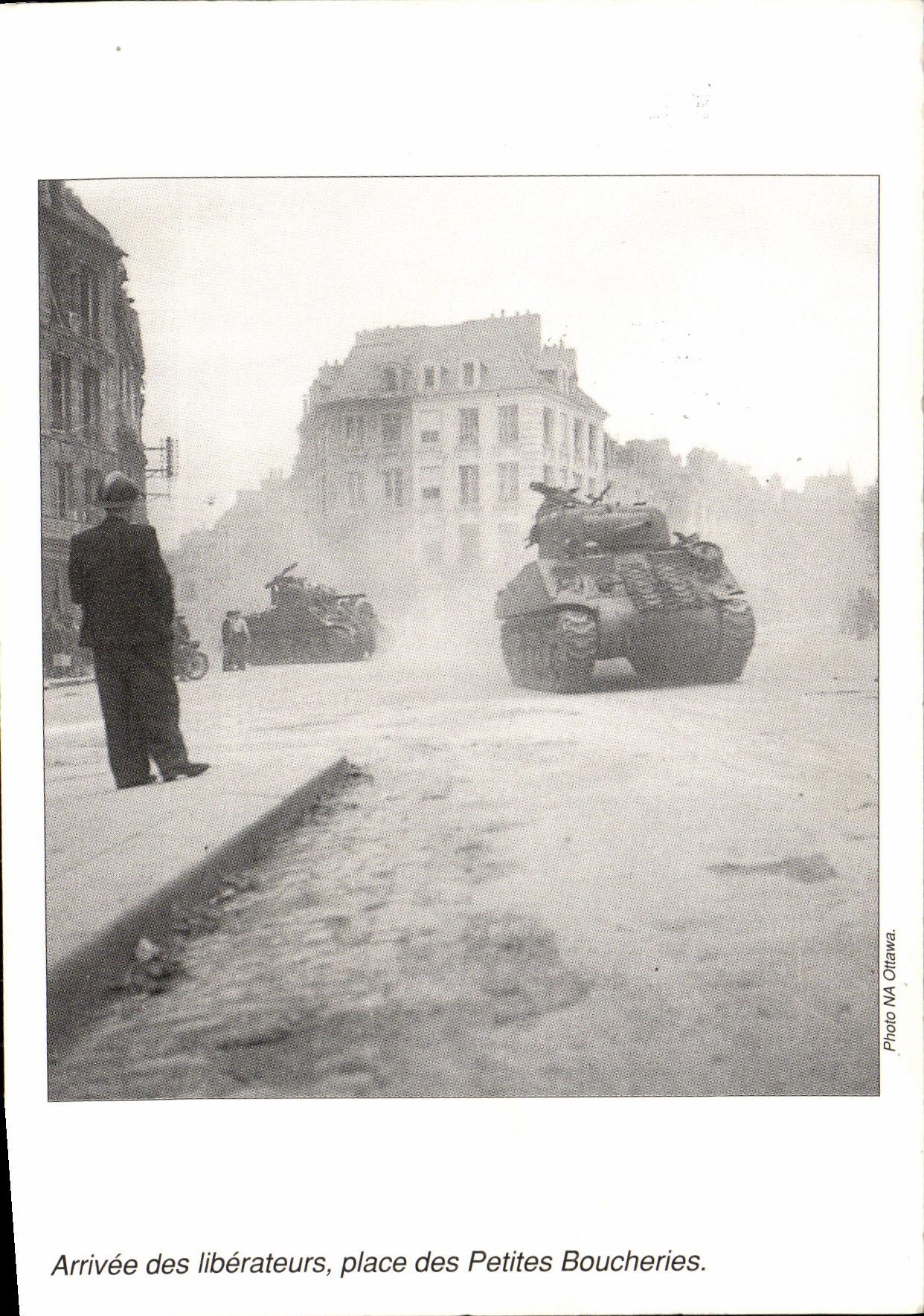 CPM 50eme Anniversaire de la Liberation de Caen Arrivee des liberateurs Place des Petites Boucheries Militaria Tank