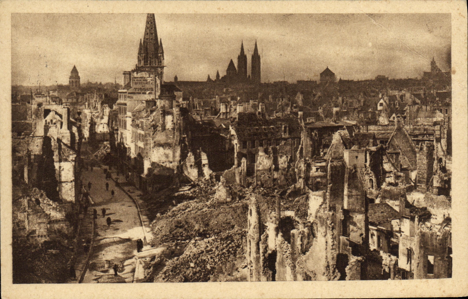 CPA Caen Vue generale vers la rue Saint Pierre Militaria
