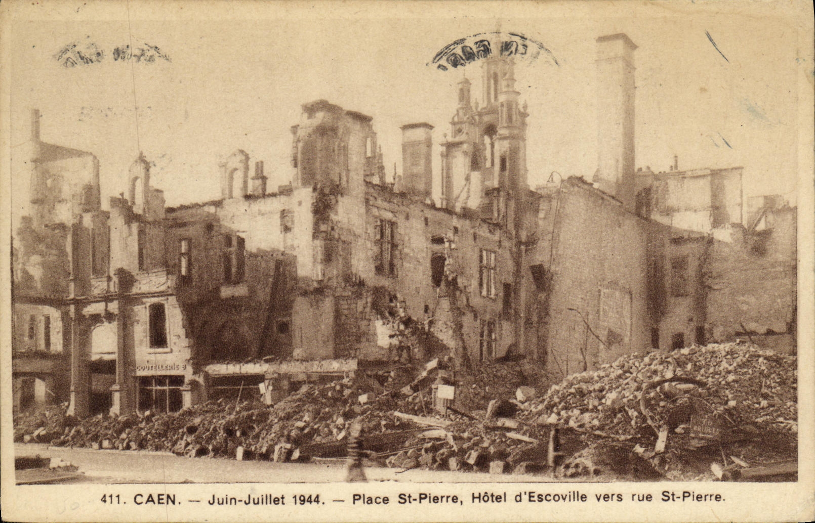 CPA Caen Juin Juillet Place St Pierre Hotel d Escoville vers rue St Pierre Militaria