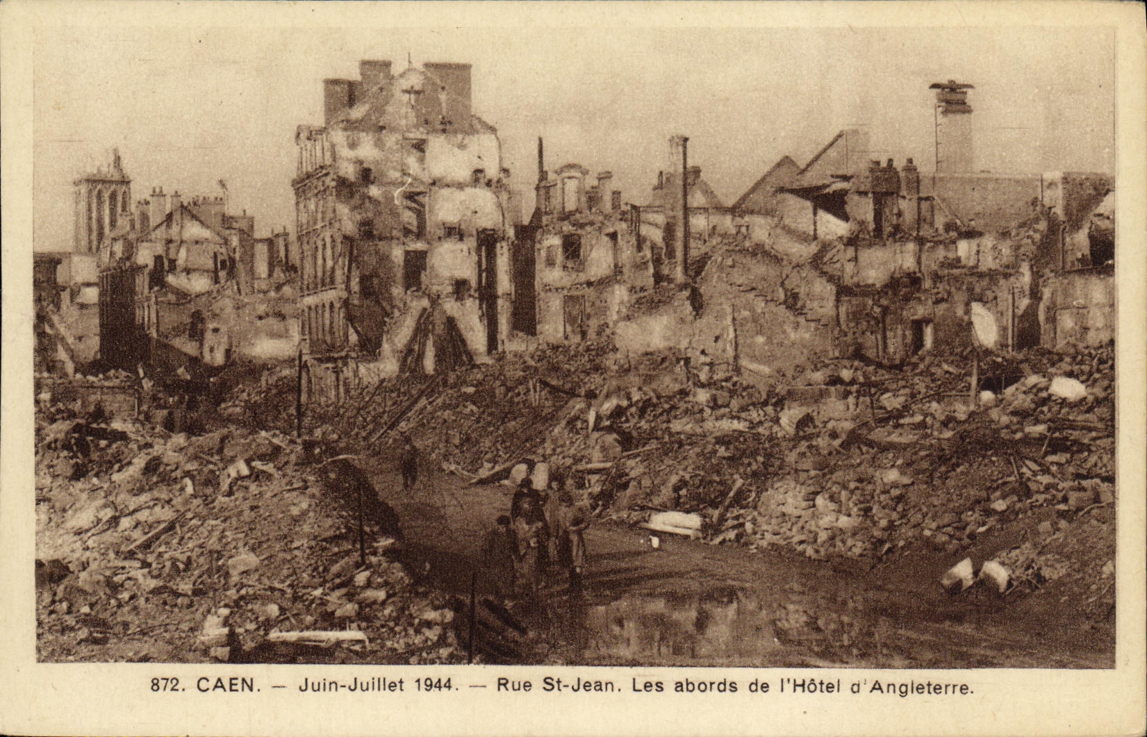 CPA Caen Juin Juillet Rue St Jean Les abords de l Hotel d Angleterre Militaria