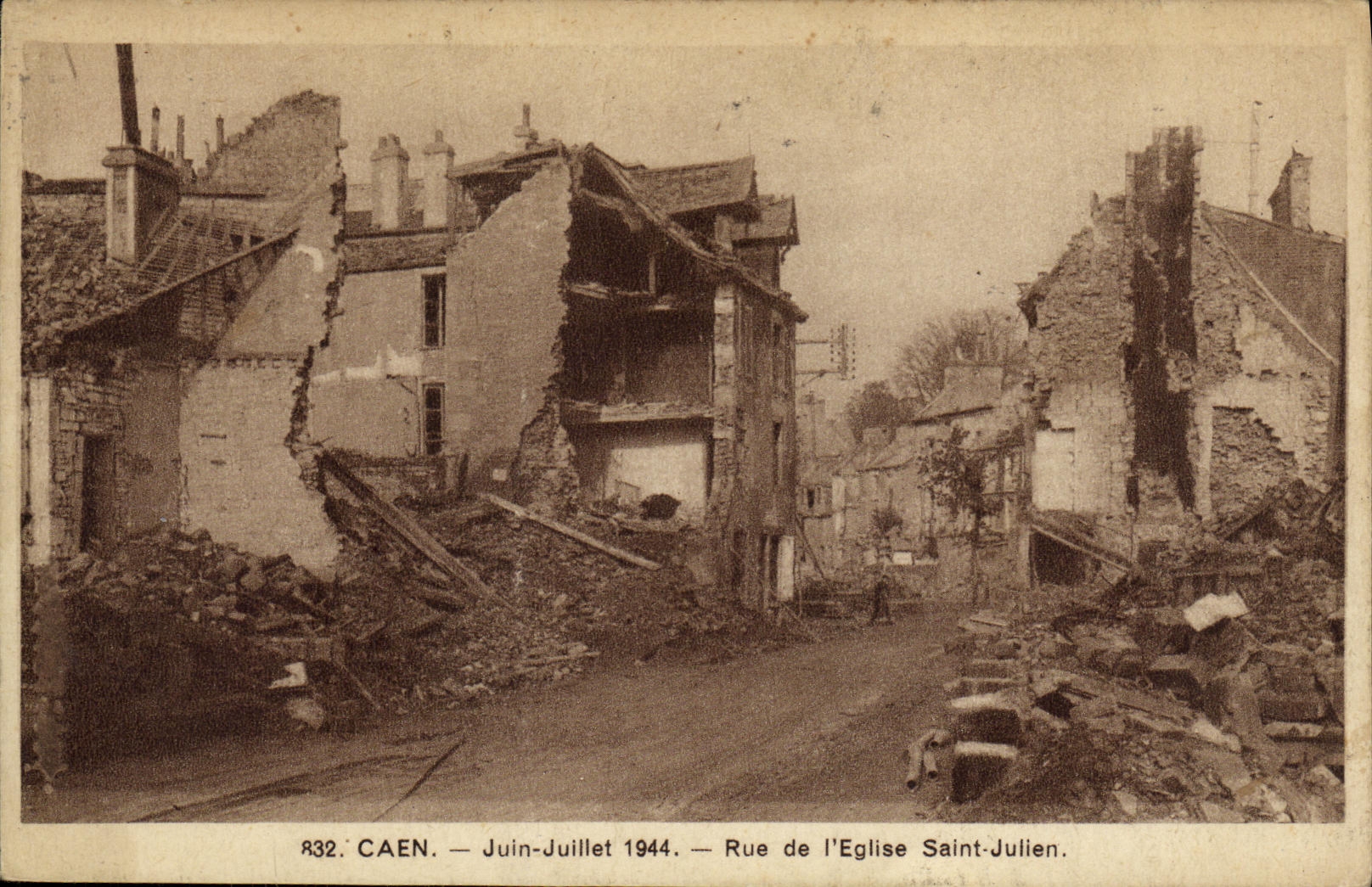 CPA Caen Juin Juillet Rue de l Eglise Saint Julien Militaria